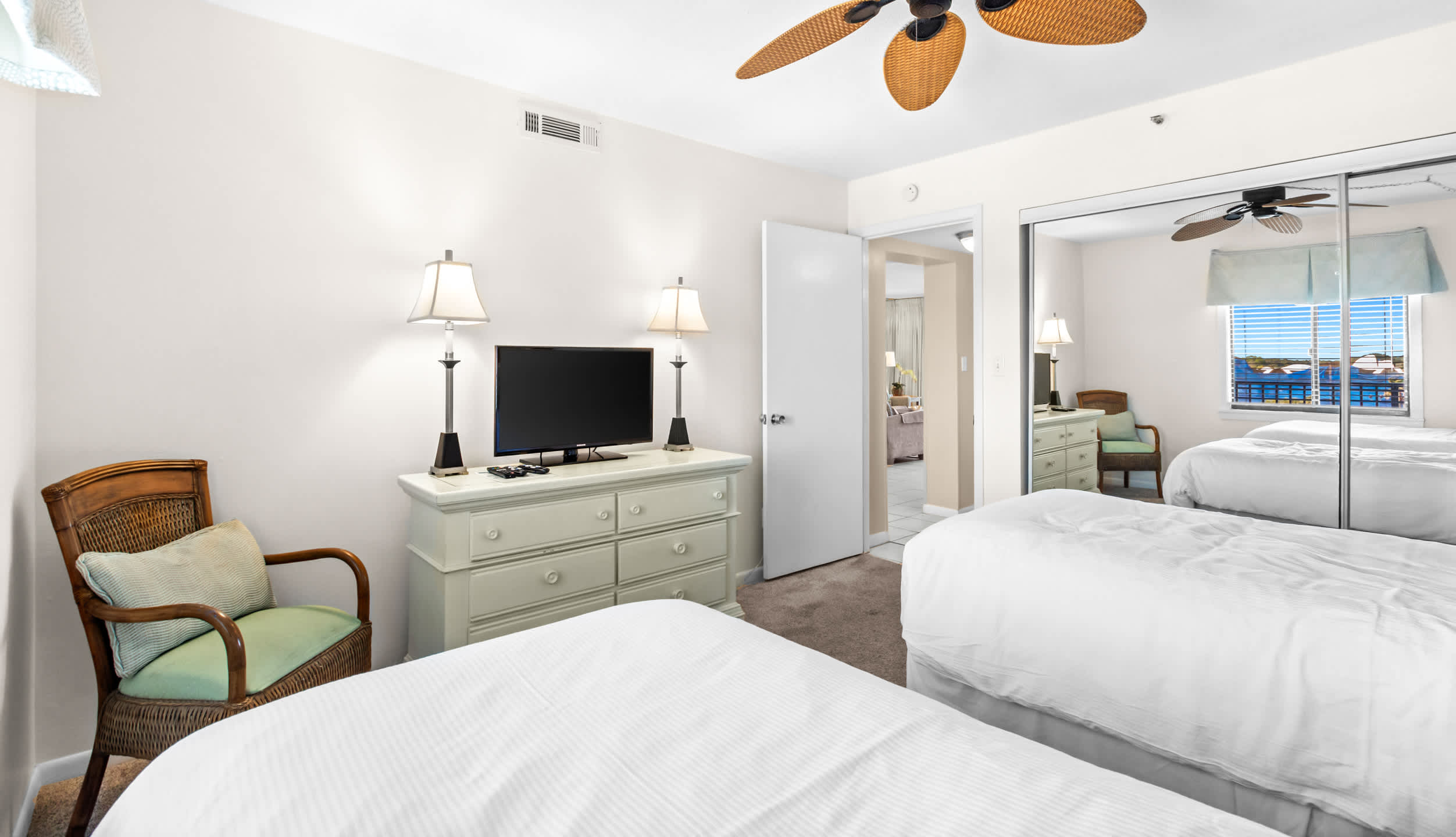 Emerald Towers 0605 Gulf front condo with private balcony and beach access in Destin 17