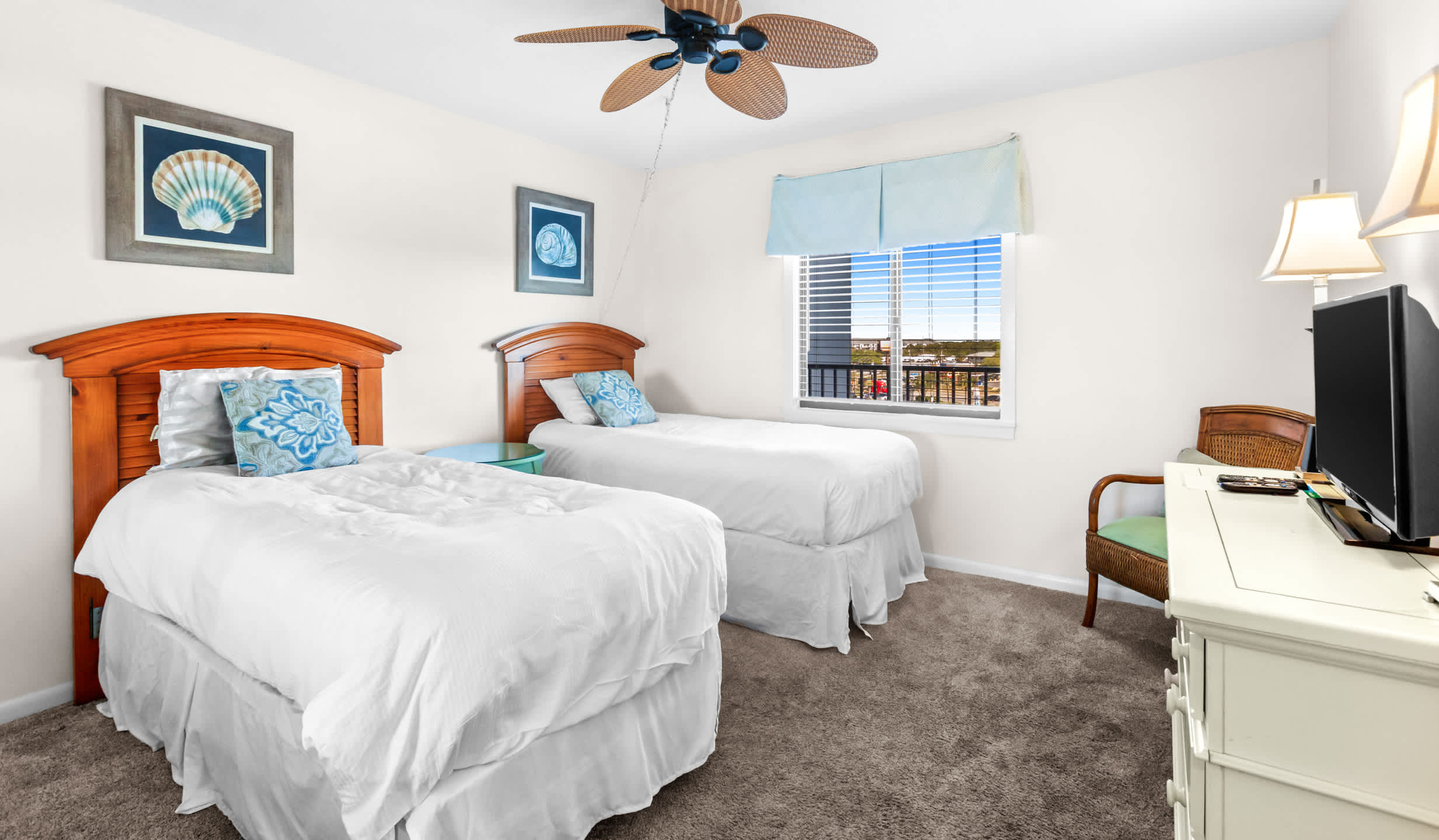 Emerald Towers 0605 Gulf front condo with private balcony and beach access in Destin 16