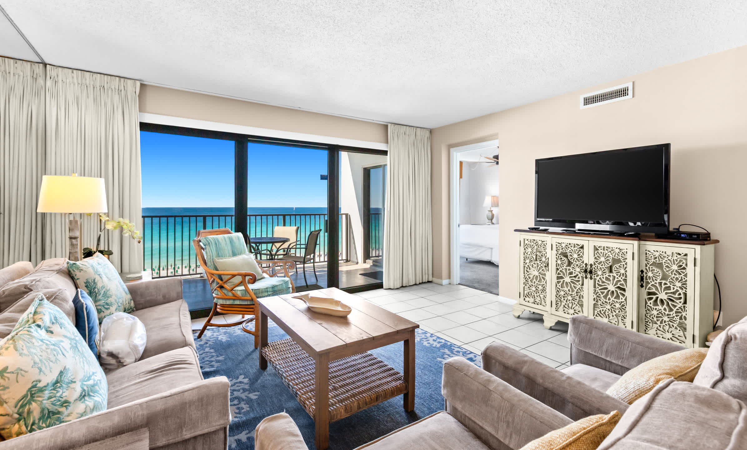 Emerald Towers 0605 Gulf front condo with private balcony and beach access in Destin 10