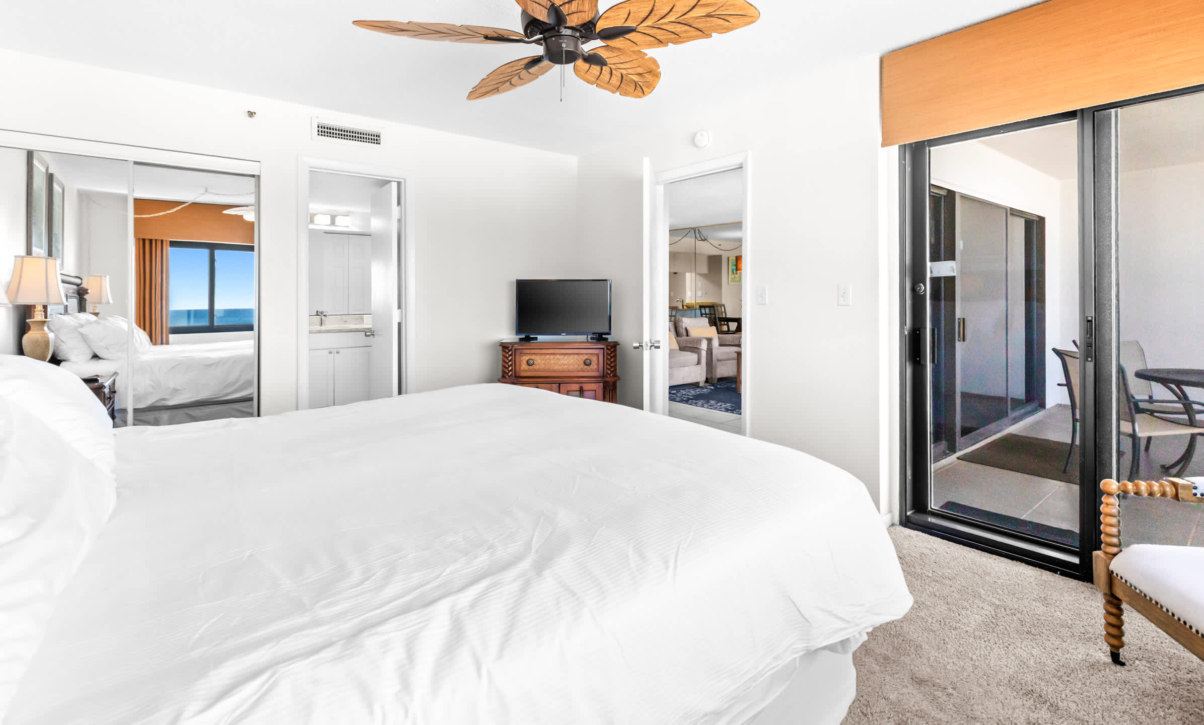 Emerald Towers 0605 Gulf front condo with private balcony and beach access in Destin 20