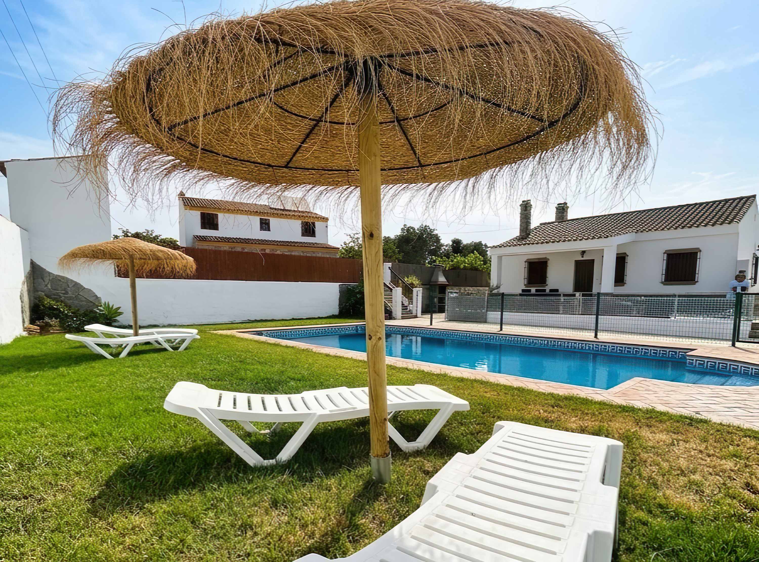 Chalet con piscina privada grupos de 6 personas - image 1