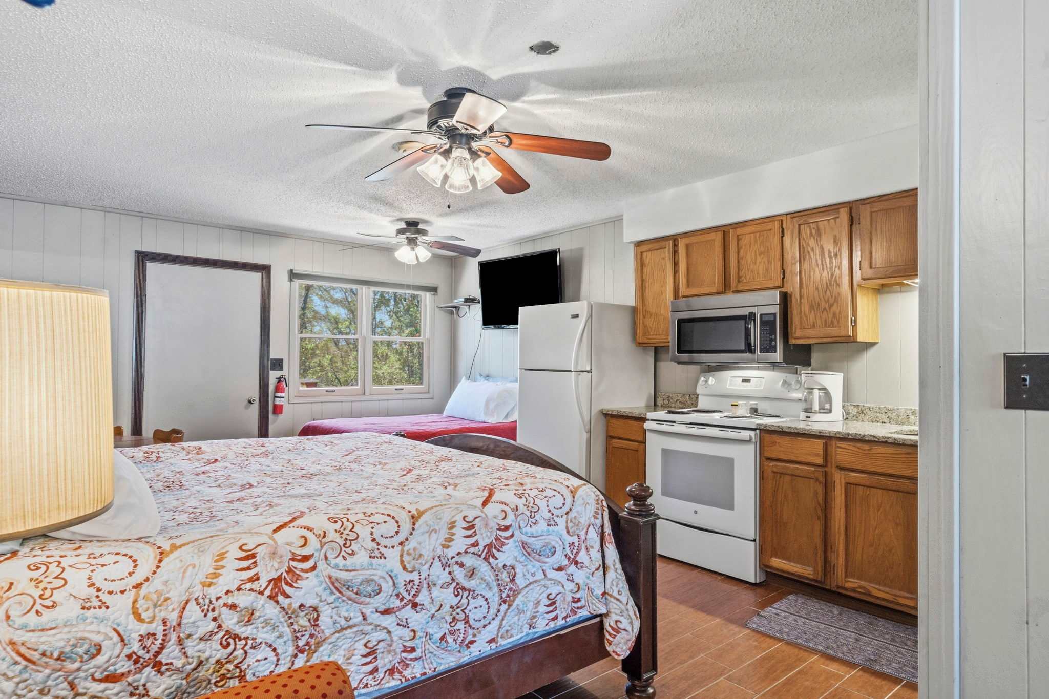 Studio bedroom with kitchenette