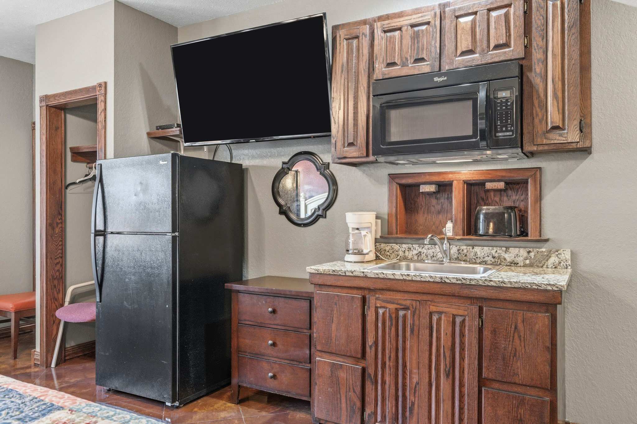 Cozy Lakefront Studio | Boat Slip Included