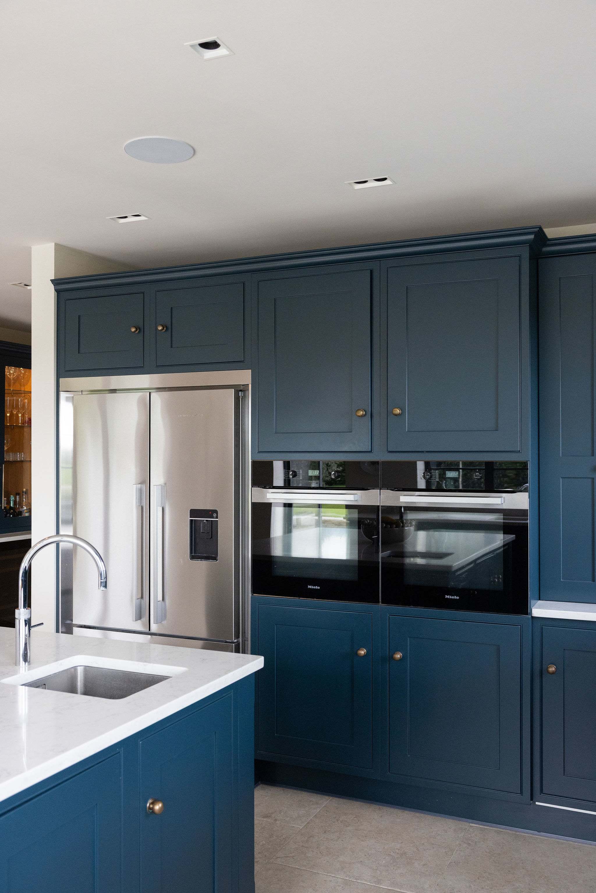 High-spec integrated appliances and sleek cabinetry make this kitchen perfect for effortless group cooking.