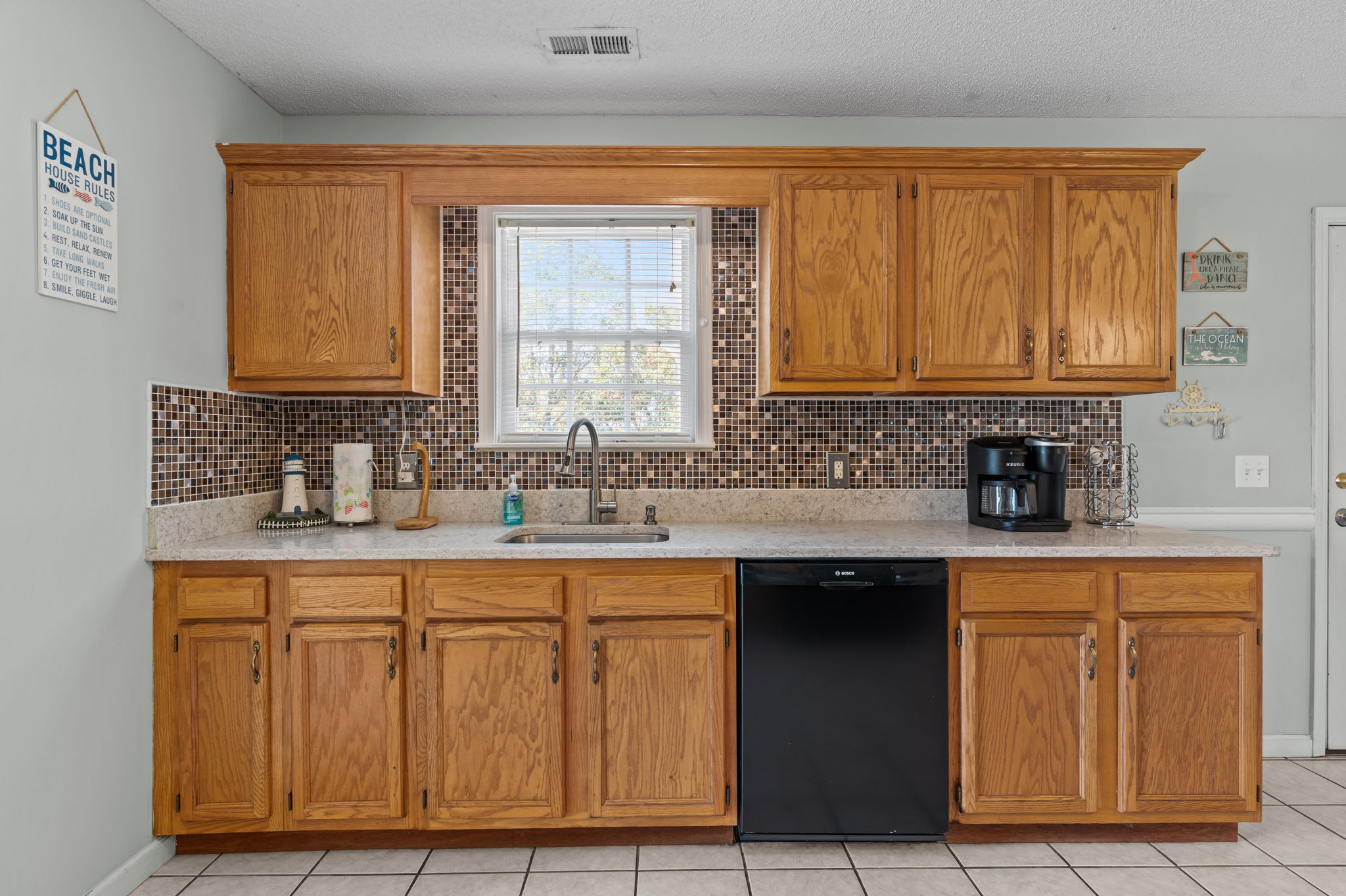 Breaking Tables Waves | Photo 10