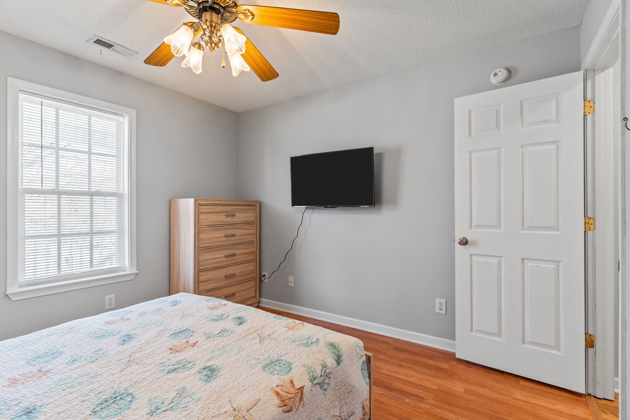 Breaking Tables Waves | Photo 15