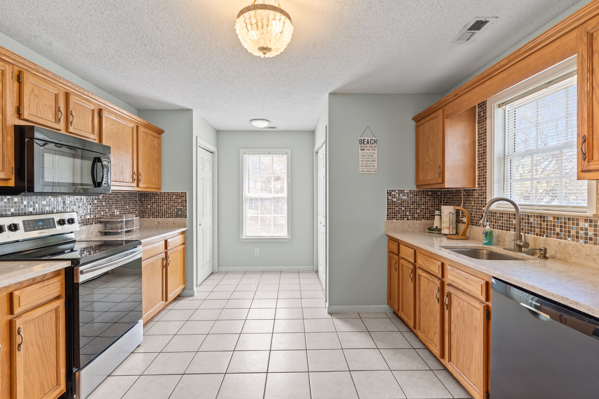 Breaking Tables Waves | Photo 49