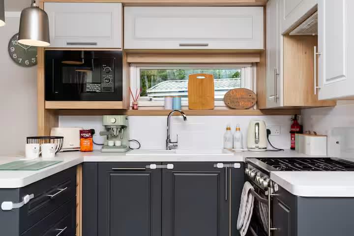 Luxury Beachside Stay Near Edinburgh with FREE Parking & Wi-Fi in Links Road EH32 - Property image 2 - VivreStays