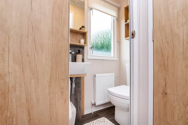 Luxury Beachside Stay Near Edinburgh with FREE Parking & Wi-Fi in Links Road EH32 - Property image 12 - VivreStays