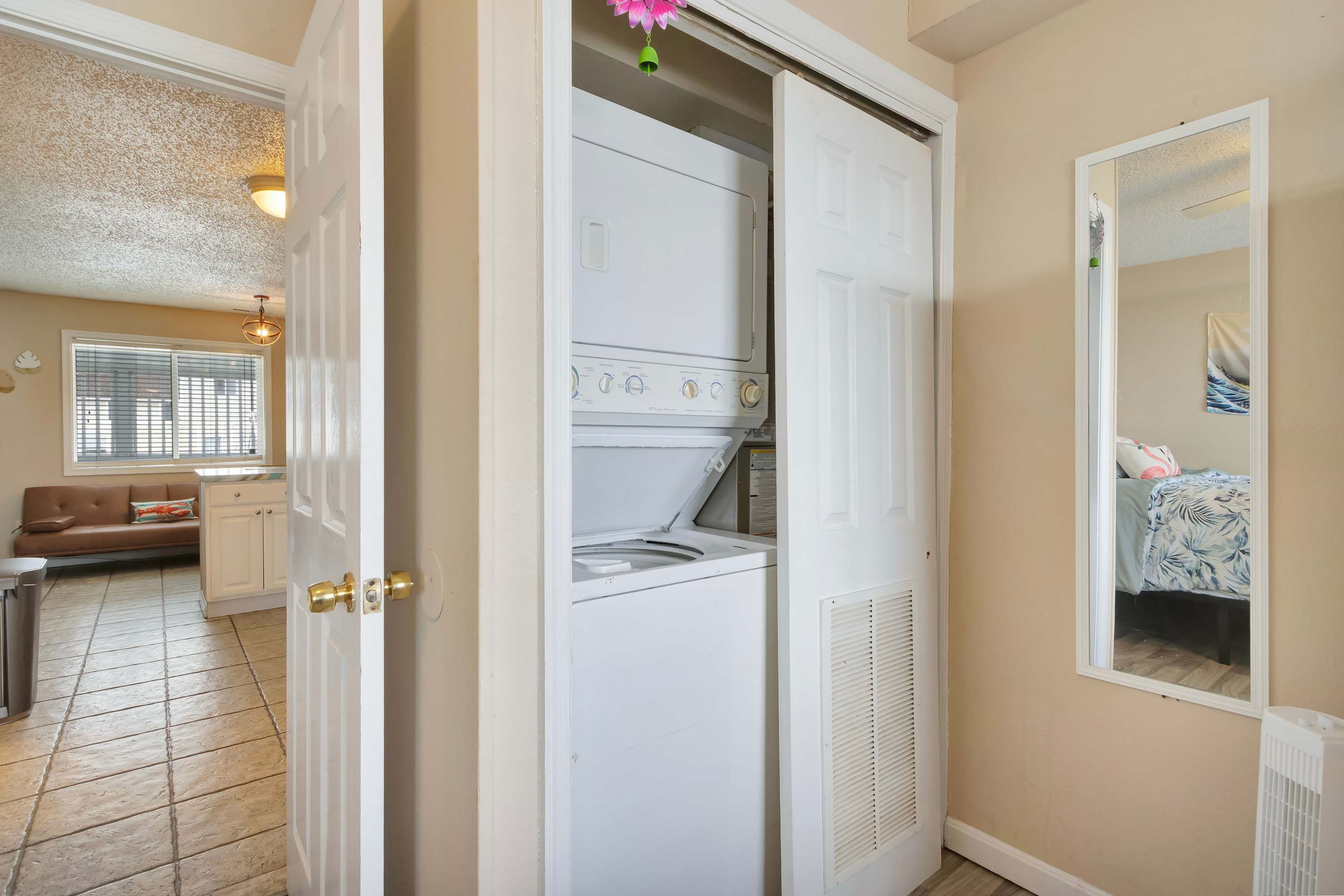 Jocelyn Manor 86 | Pet Friendly 1BR Beach Condo