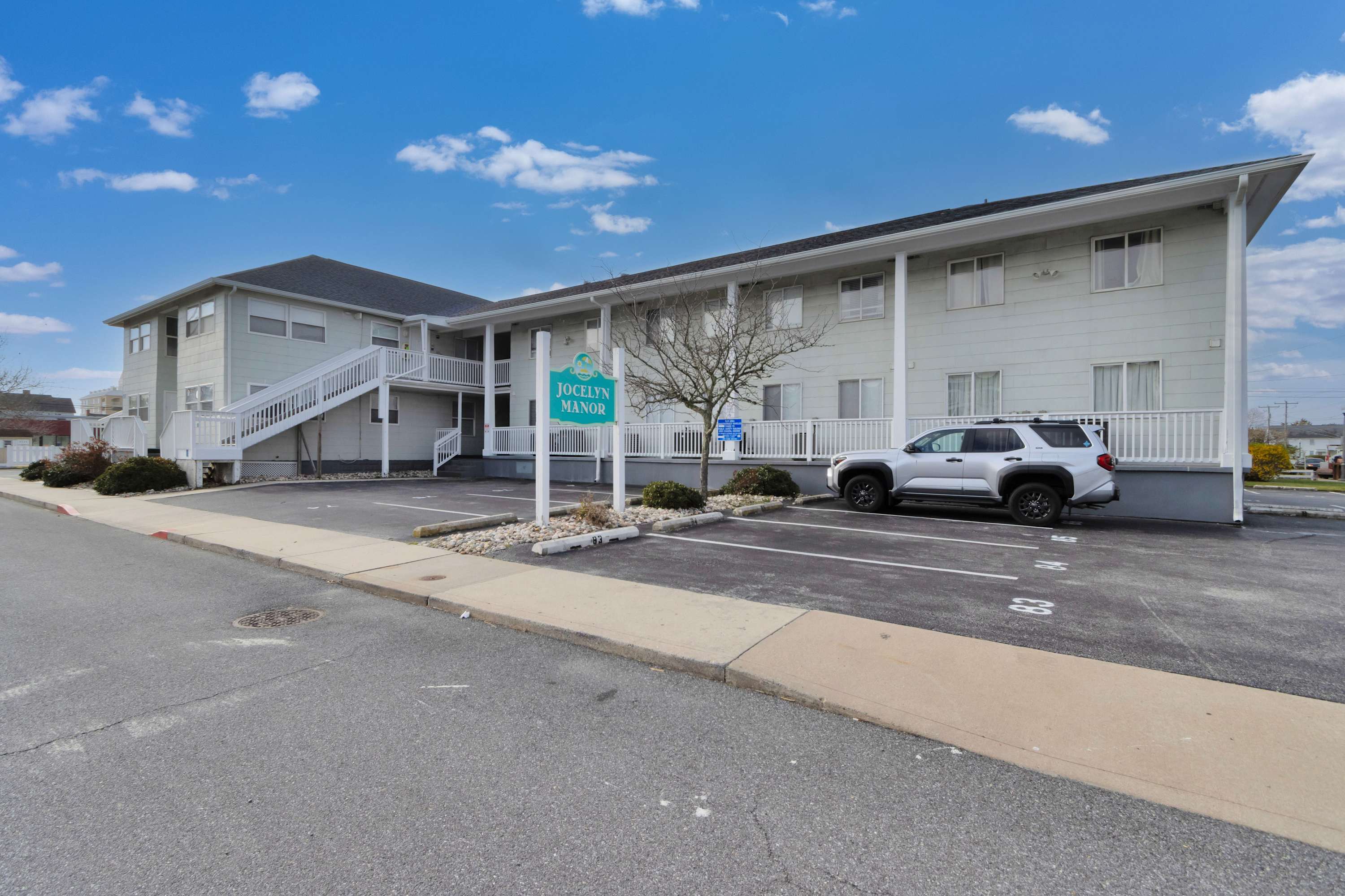 Jocelyn Manor 86 | Pet Friendly 1BR Beach Condo
