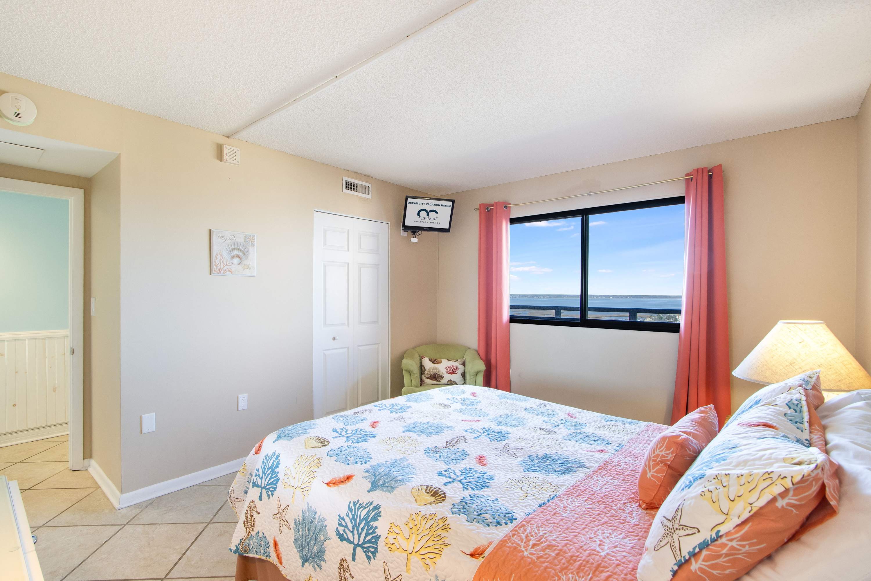 Golden Sands 1106: Gorgeous Oceanfront 1 BDRM condo, fully renovated and professionally decorated. All the comforts of home