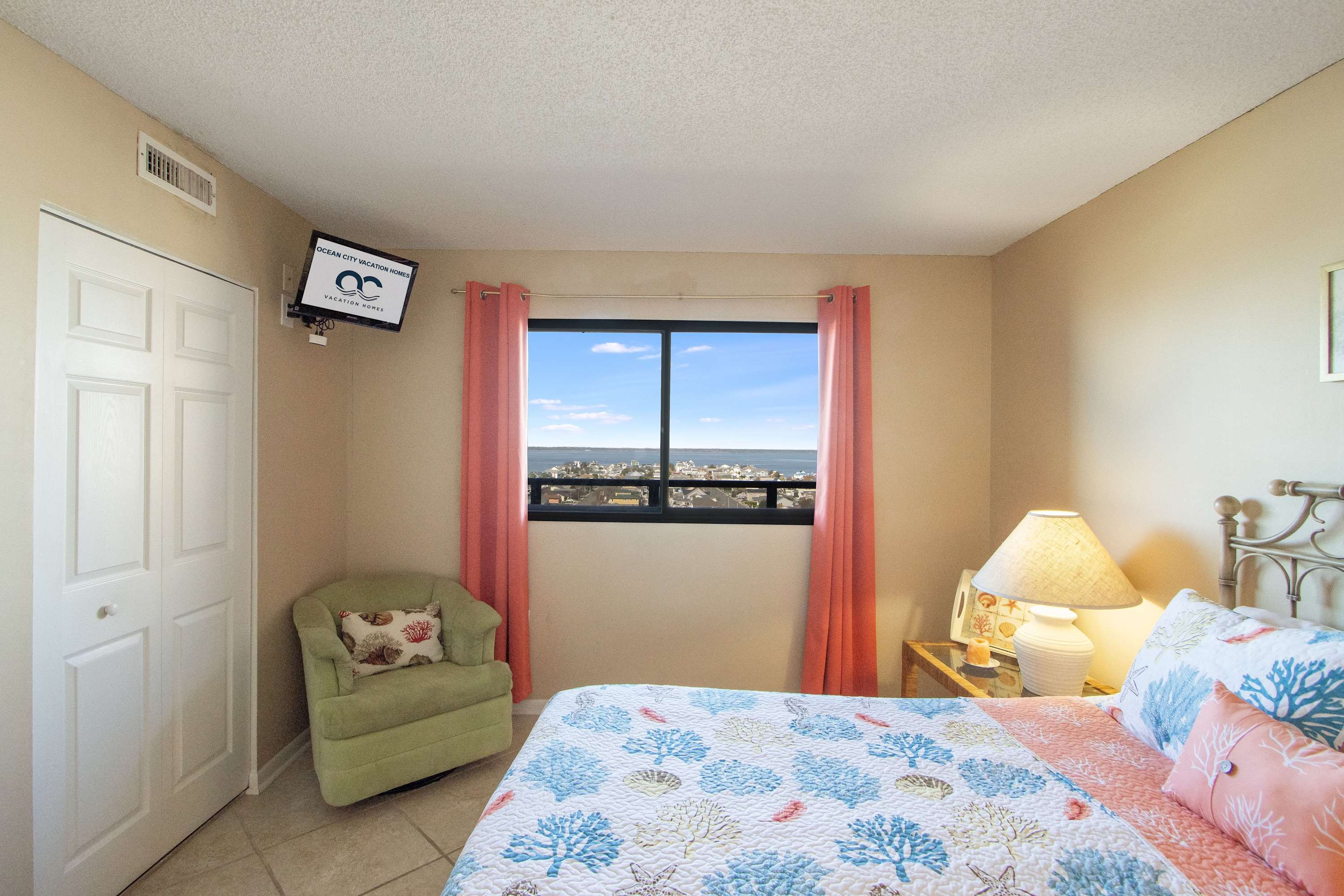 Golden Sands 1106: Gorgeous Oceanfront 1 BDRM condo, fully renovated and professionally decorated. All the comforts of home