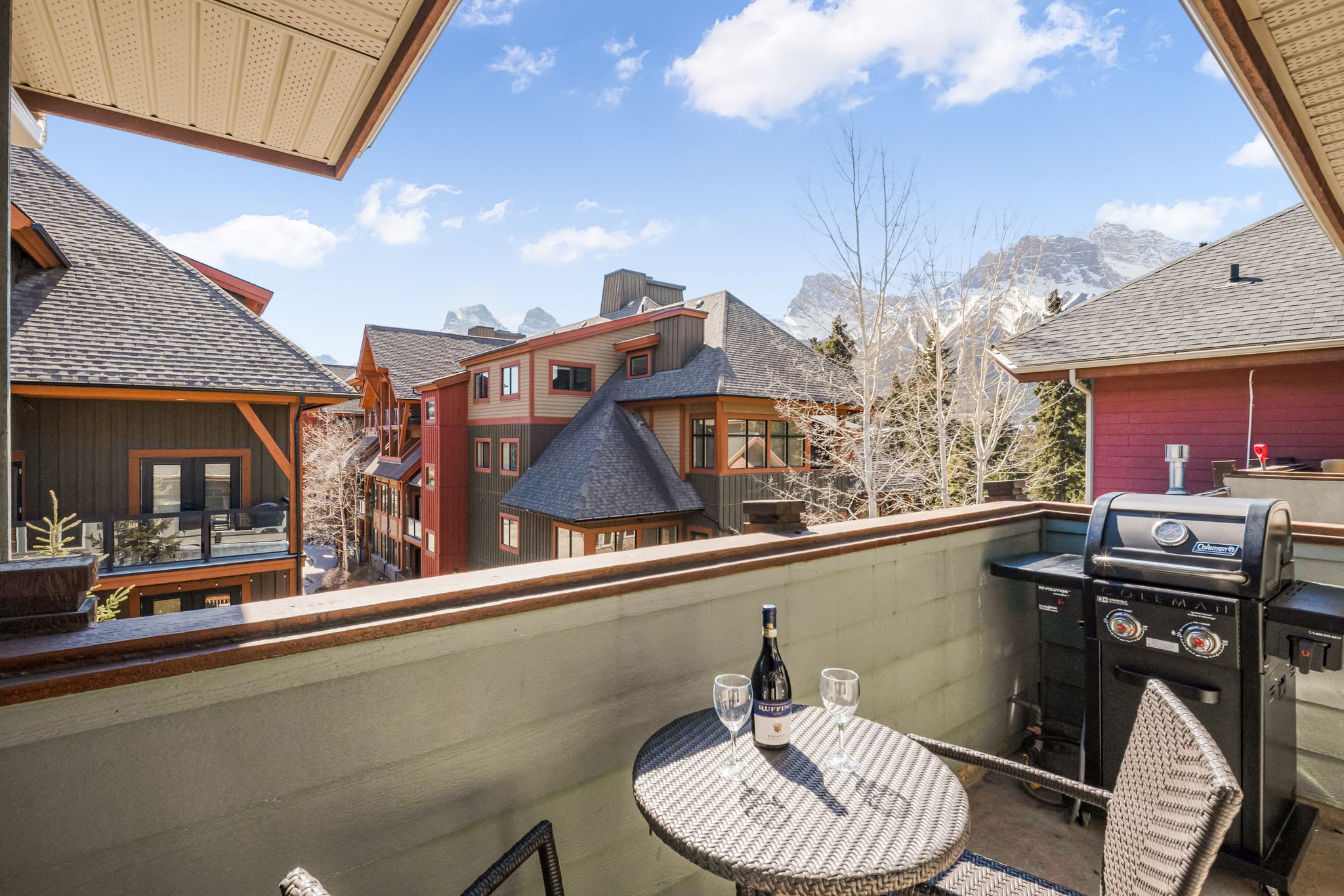 Heated Outdoor Pool And Scenic Mountain Views - Cozy Mountain Retreat - Canada