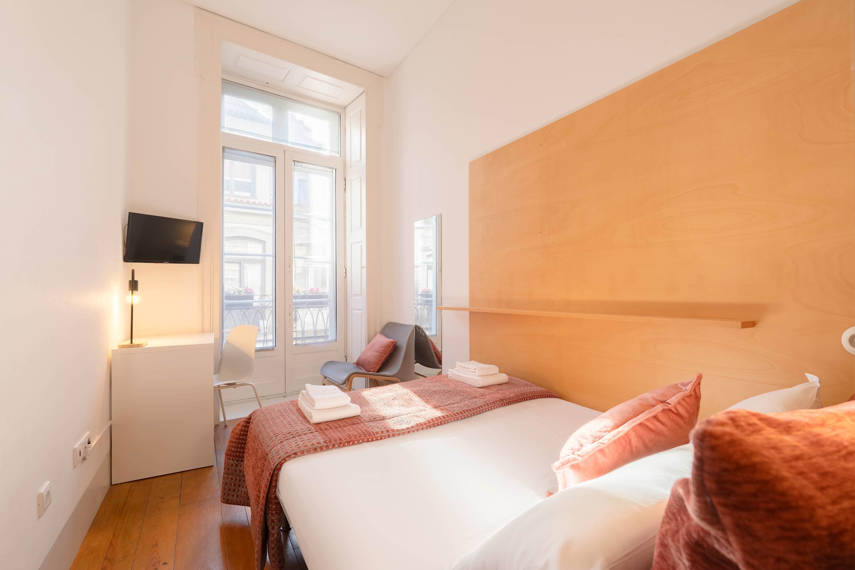 Porto Lounge Hostel - Cozy Bright Room w Balcony