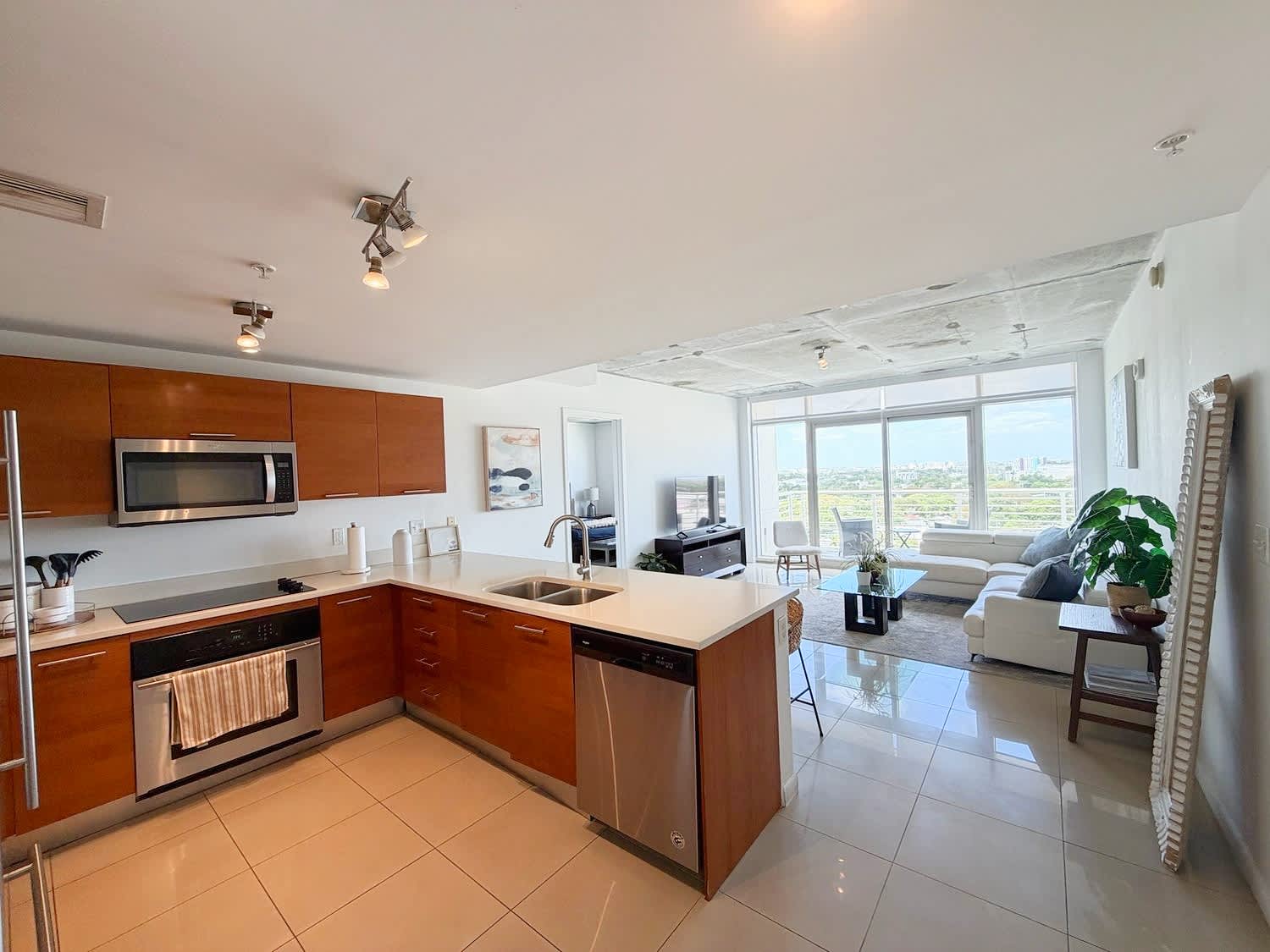 Free Parking! Condo in Midtown Miami