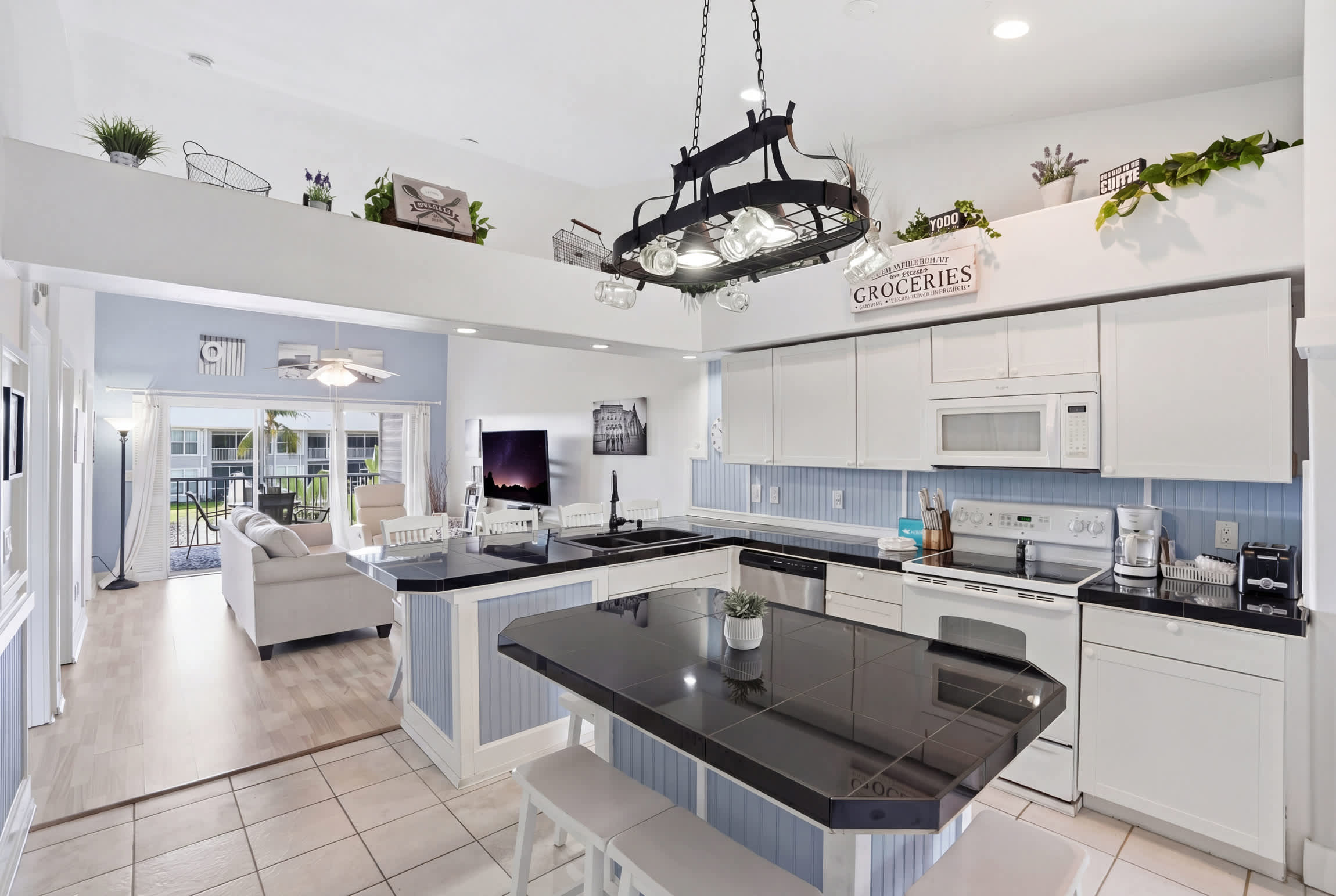 123 Lake View Tall Ceilings W Rare Floor Plan | Photo 2