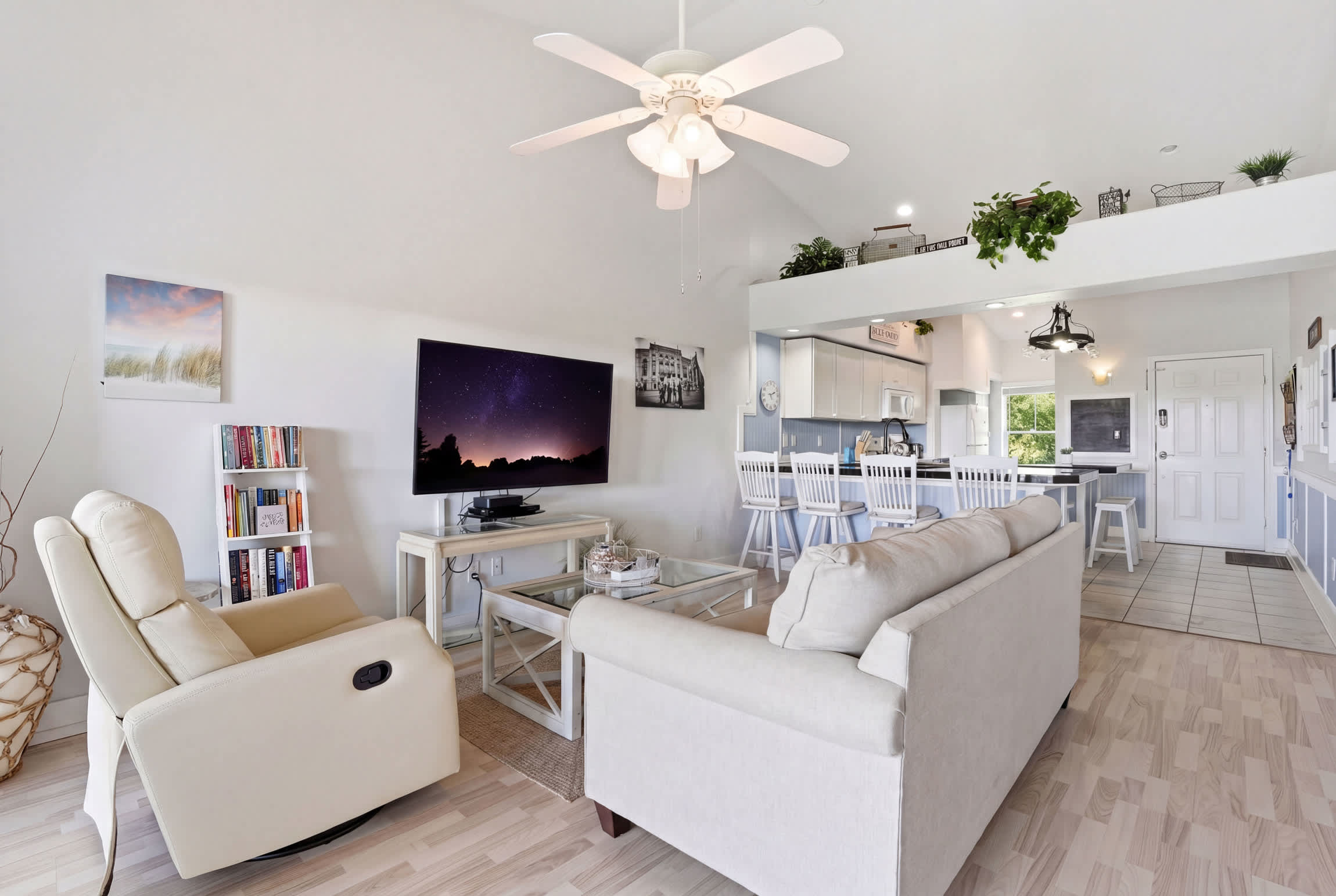 123 Lake View Tall Ceilings W Rare Floor Plan | Photo 14