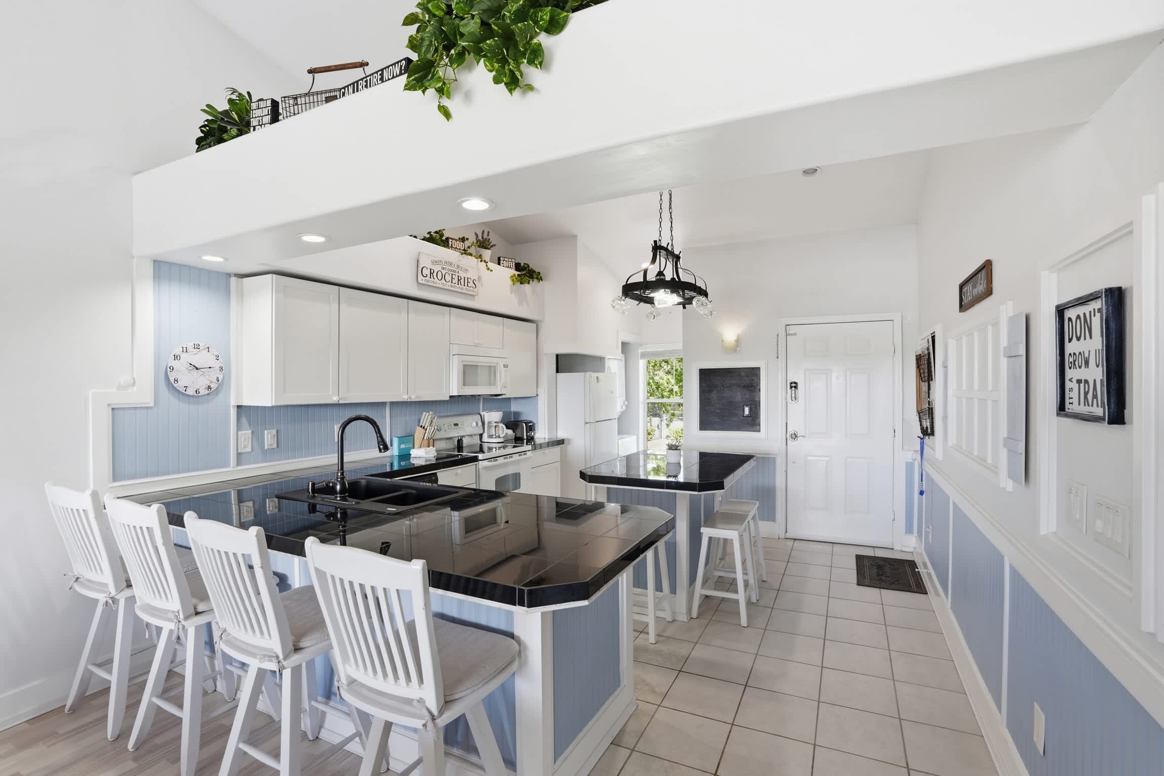 123 Lake View Tall Ceilings W Rare Floor Plan | Photo 10