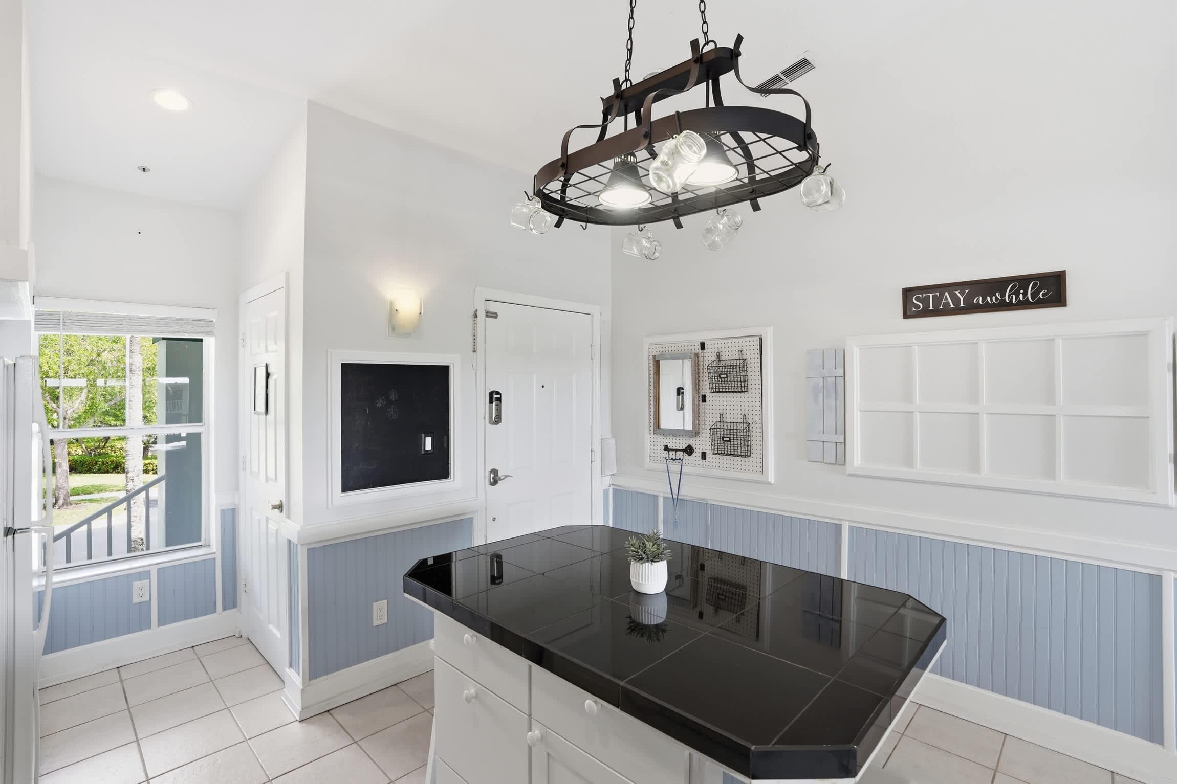 123 Lake View Tall Ceilings W Rare Floor Plan | Photo 9