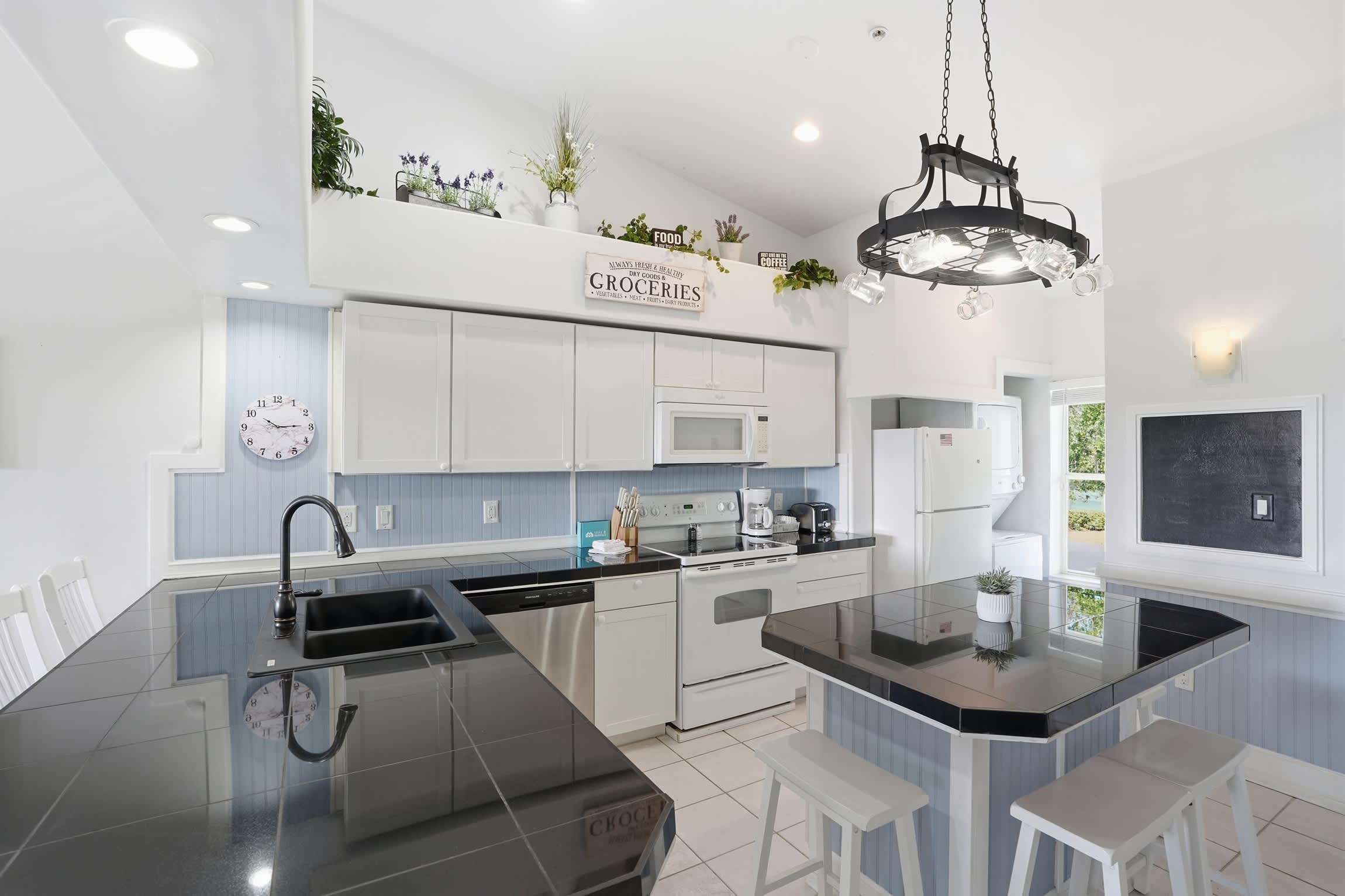 123 Lake View Tall Ceilings W Rare Floor Plan | Photo 12