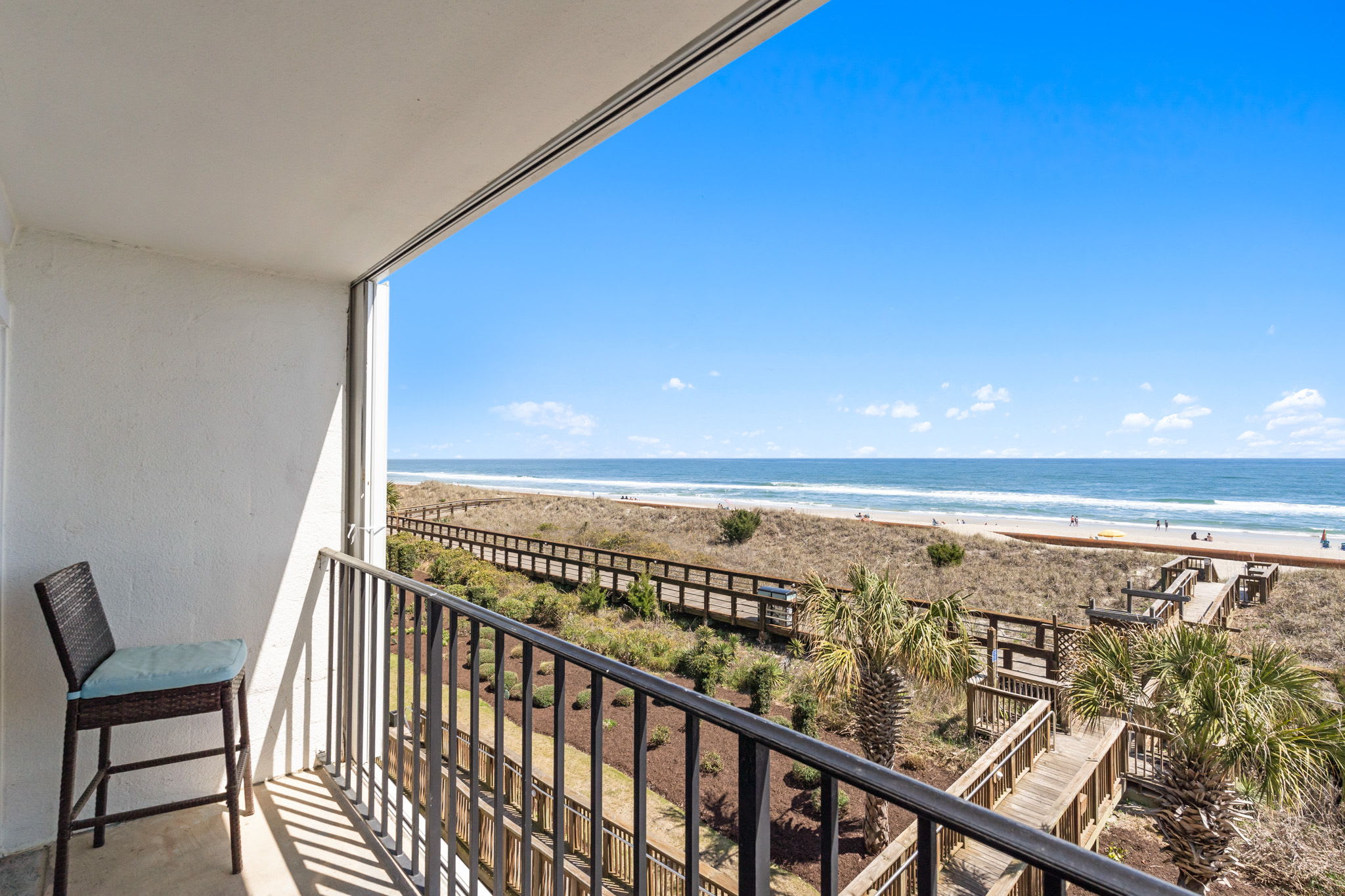 CB Boardwalk Condo, Oceanfront, Pool! Villa