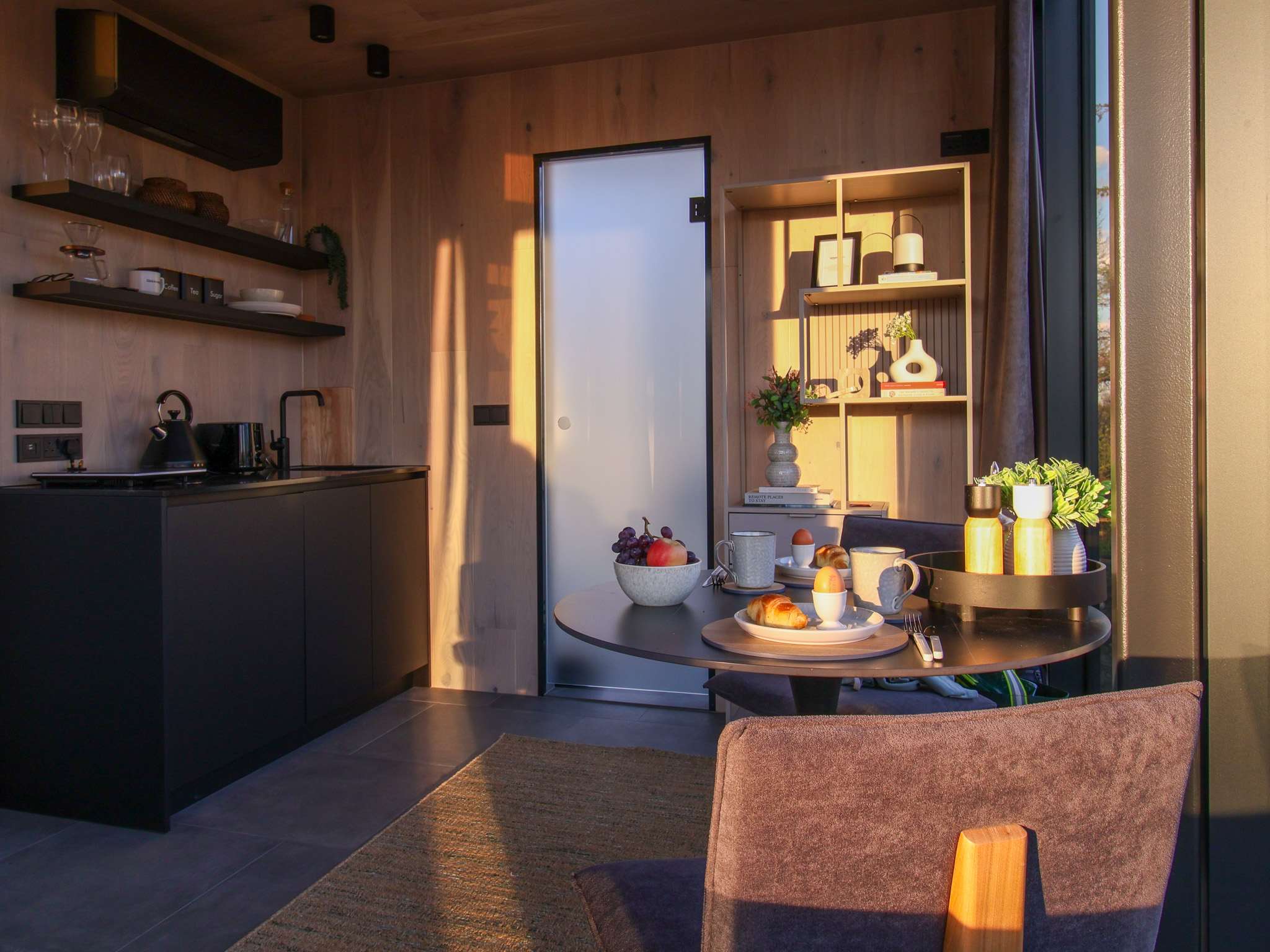 Luxury Mirrored Cabin with Hot Tub & Sauna