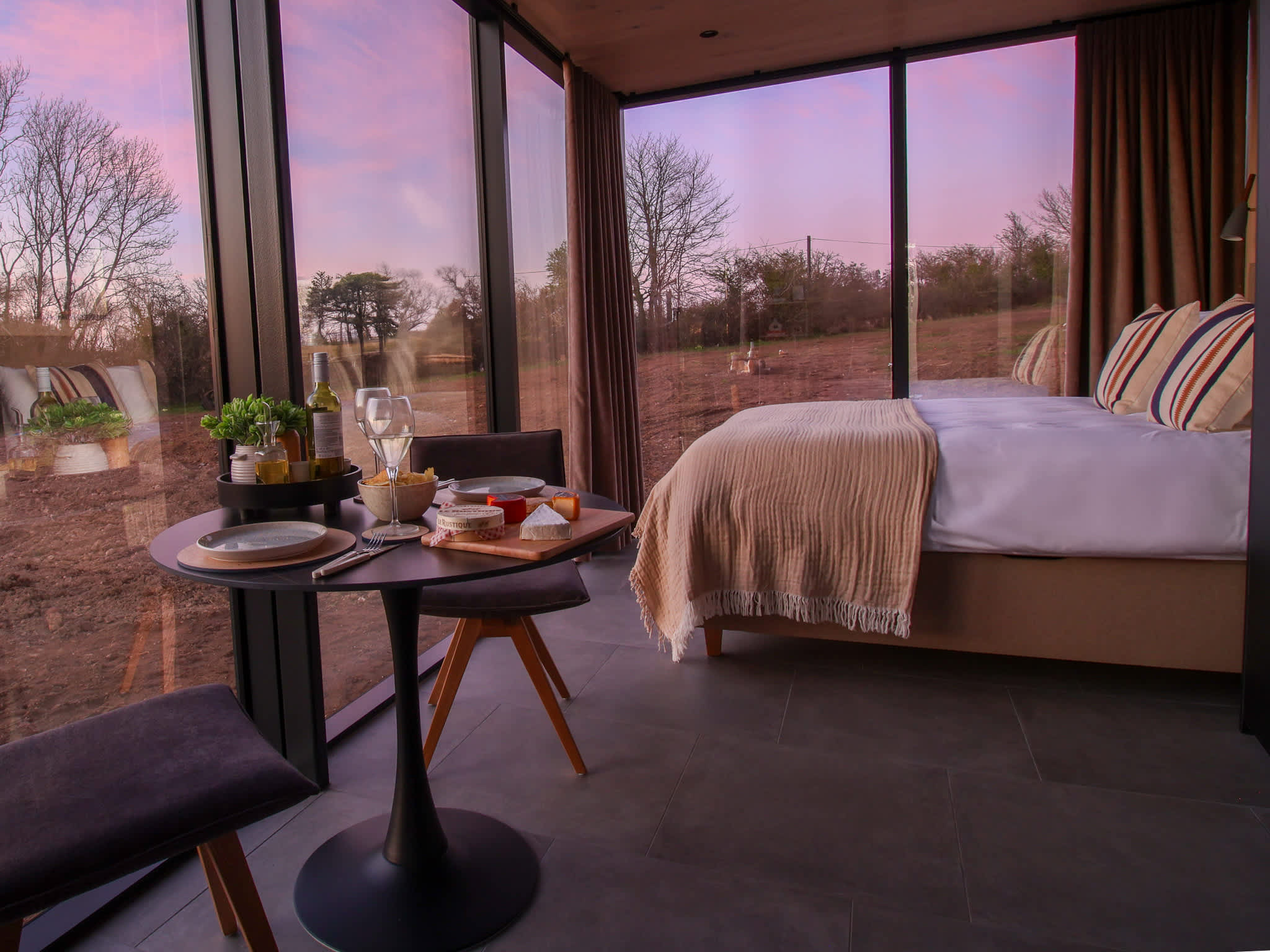 Luxury Mirrored Cabin with Hot Tub & Sauna