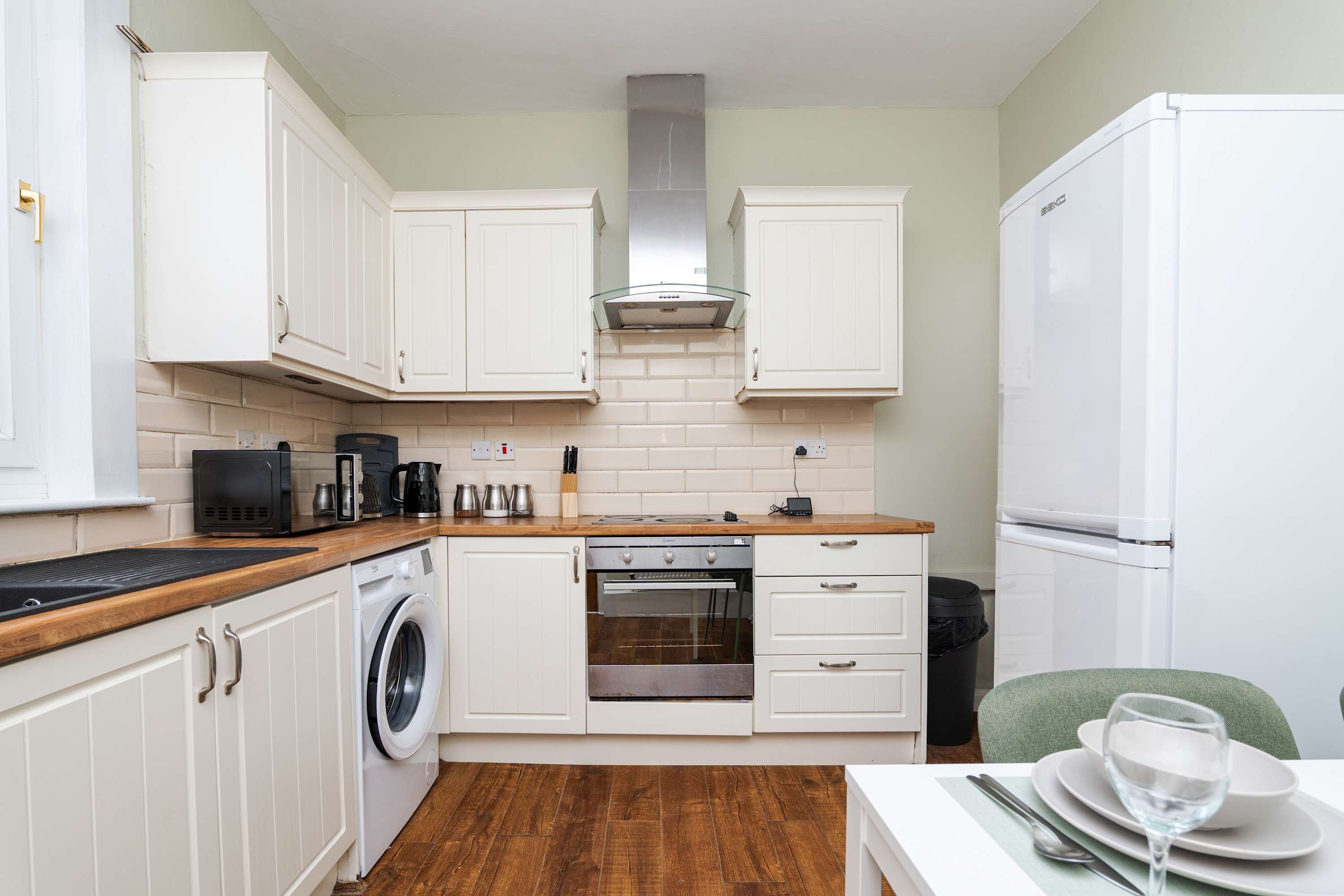 View Nr Falkirk & Edinburgh 2BR Cottage Parking Wi-Fi in Queen Street FK3 Nr Falkirk & Edinburgh 2BR Cottage Parking Wi-Fi in Queen Street FK3 - Property image 2 - VivreStays