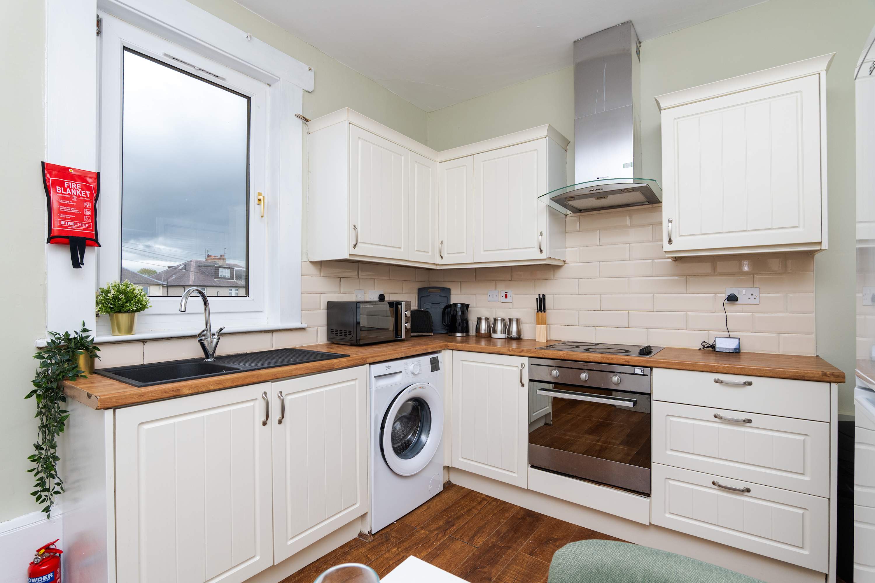 View Nr Falkirk & Edinburgh 2BR Cottage Parking Wi-Fi in Queen Street FK3 Nr Falkirk & Edinburgh 2BR Cottage Parking Wi-Fi in Queen Street FK3 - Property image 9 - VivreStays
