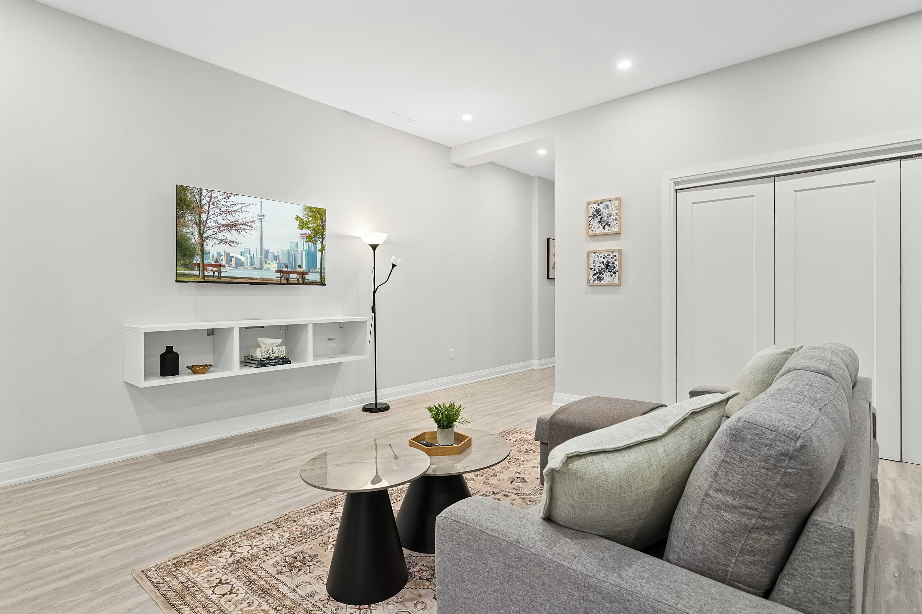 Living area with Smart TV for easy entertainment and relaxing evenings in.