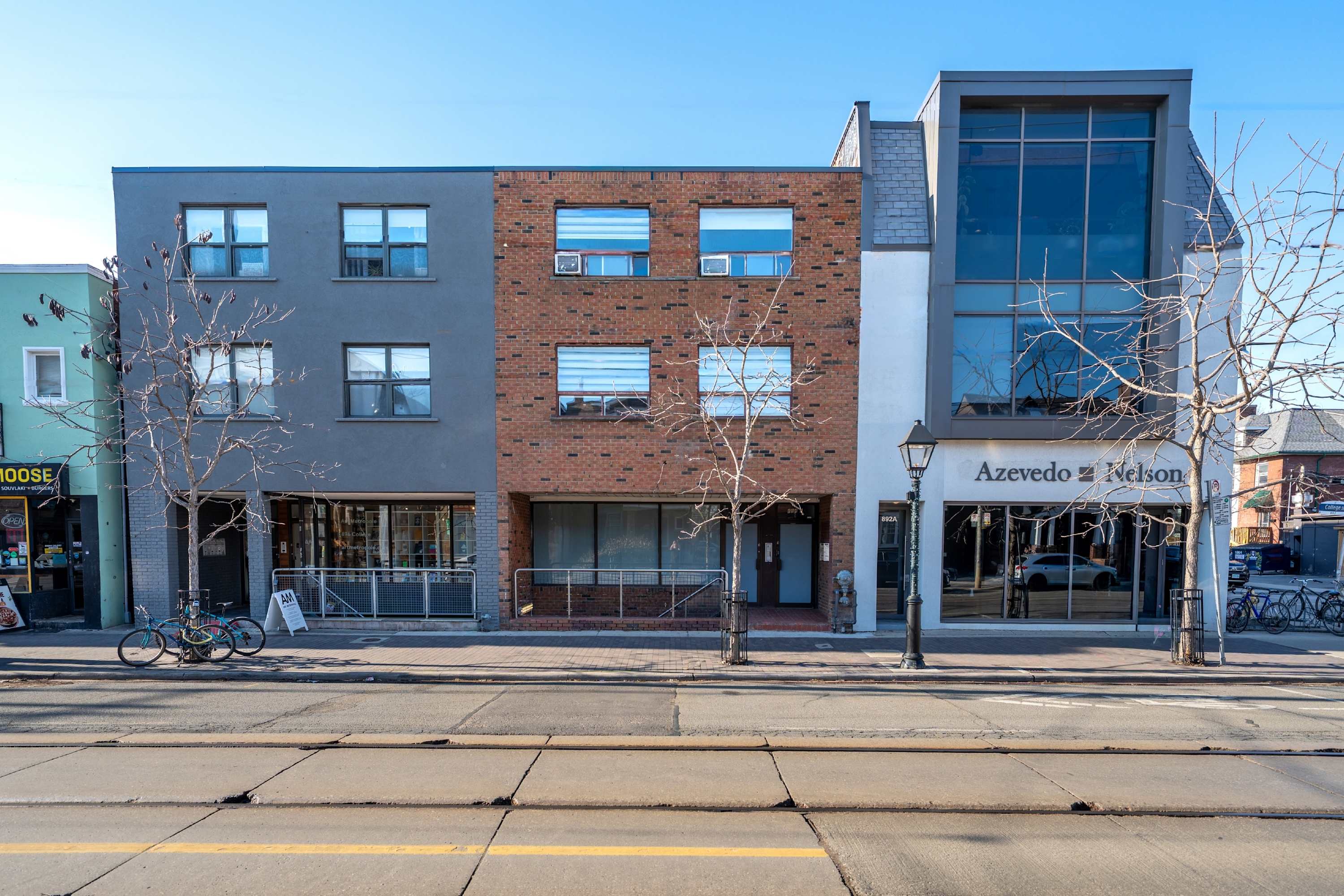 Easy building access with a central location close to key city spots.