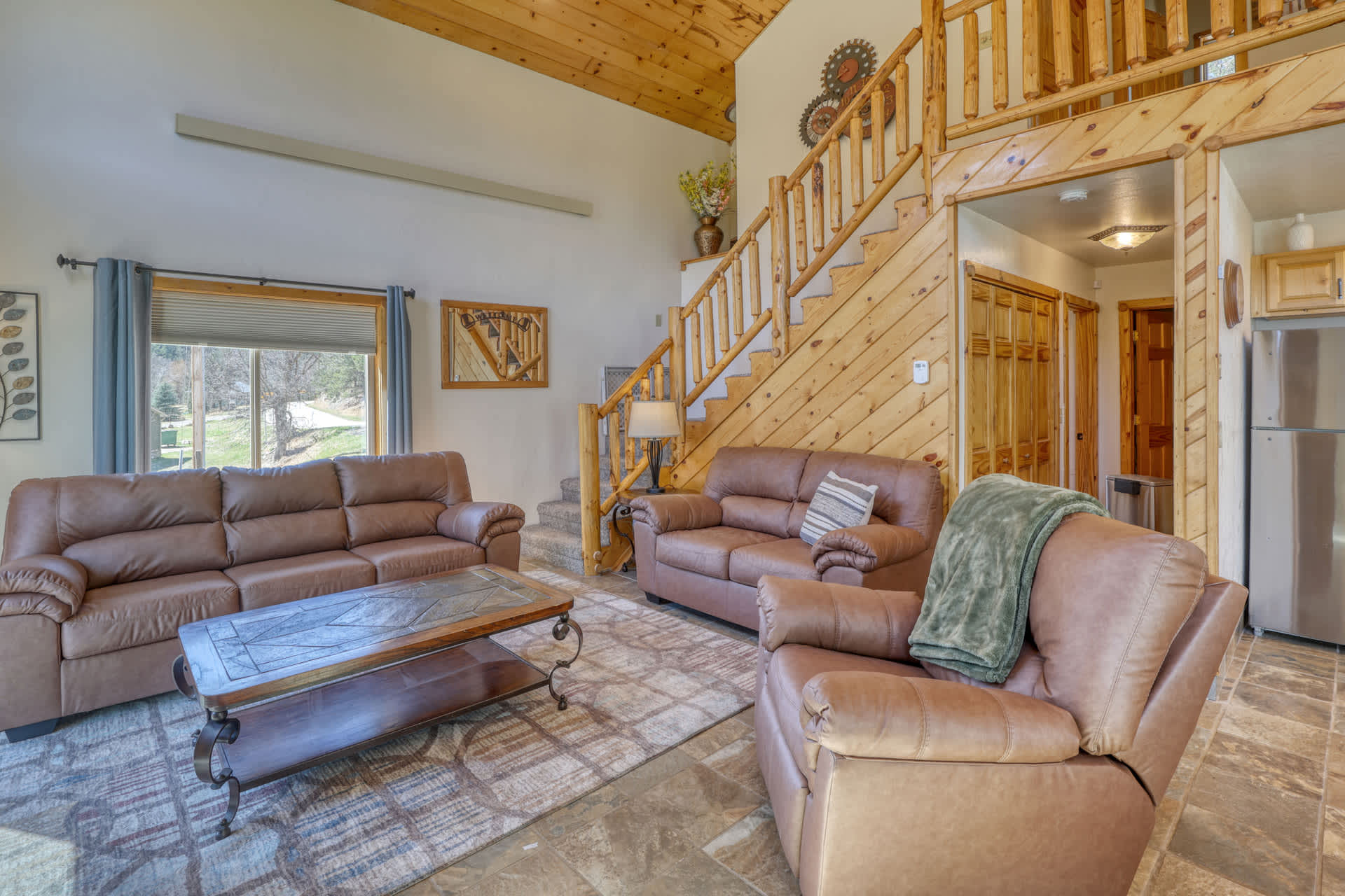 5 Miles from Mt- Rushmore, with private hot tub! 6