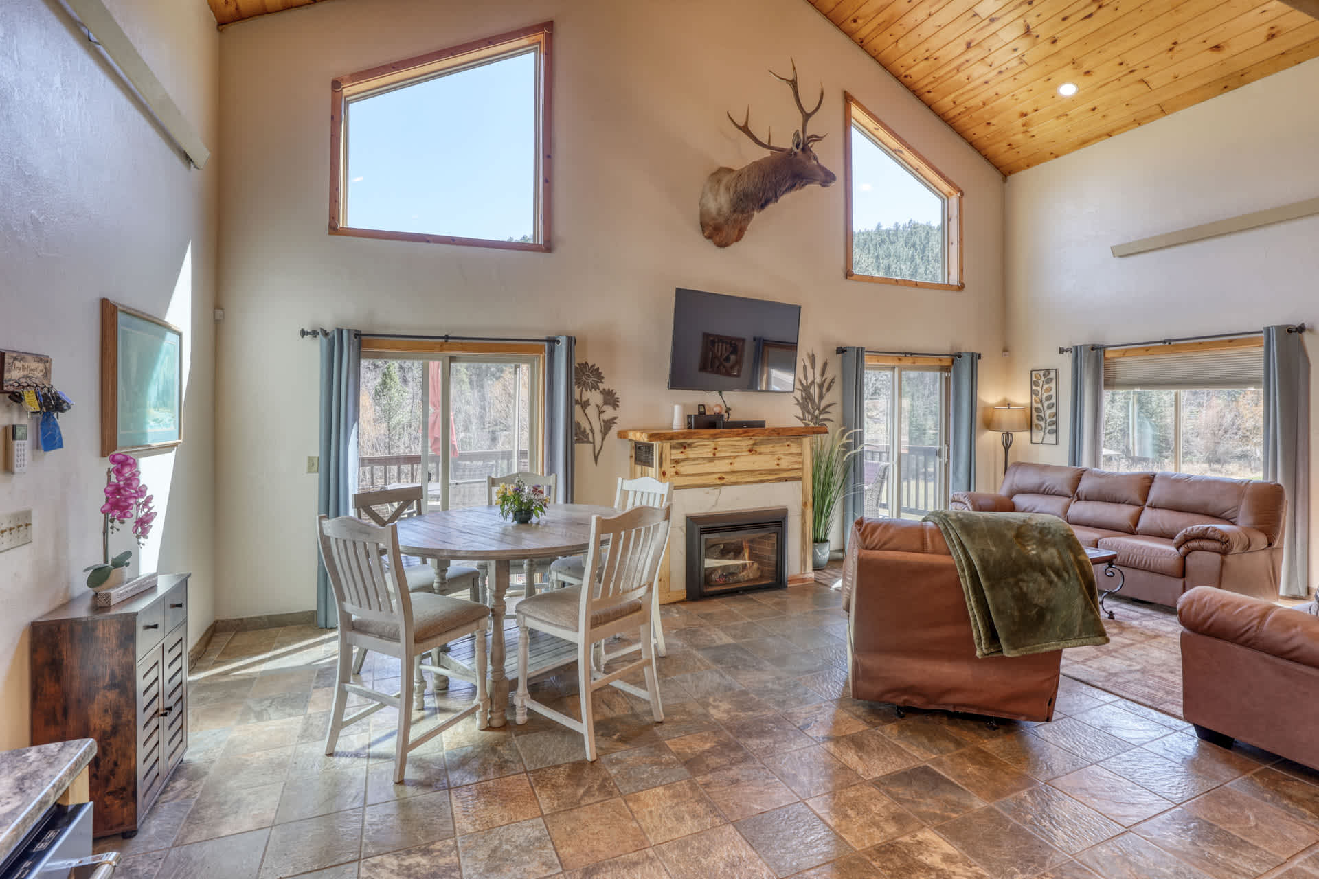 5 Miles from Mt- Rushmore, with private hot tub! 4