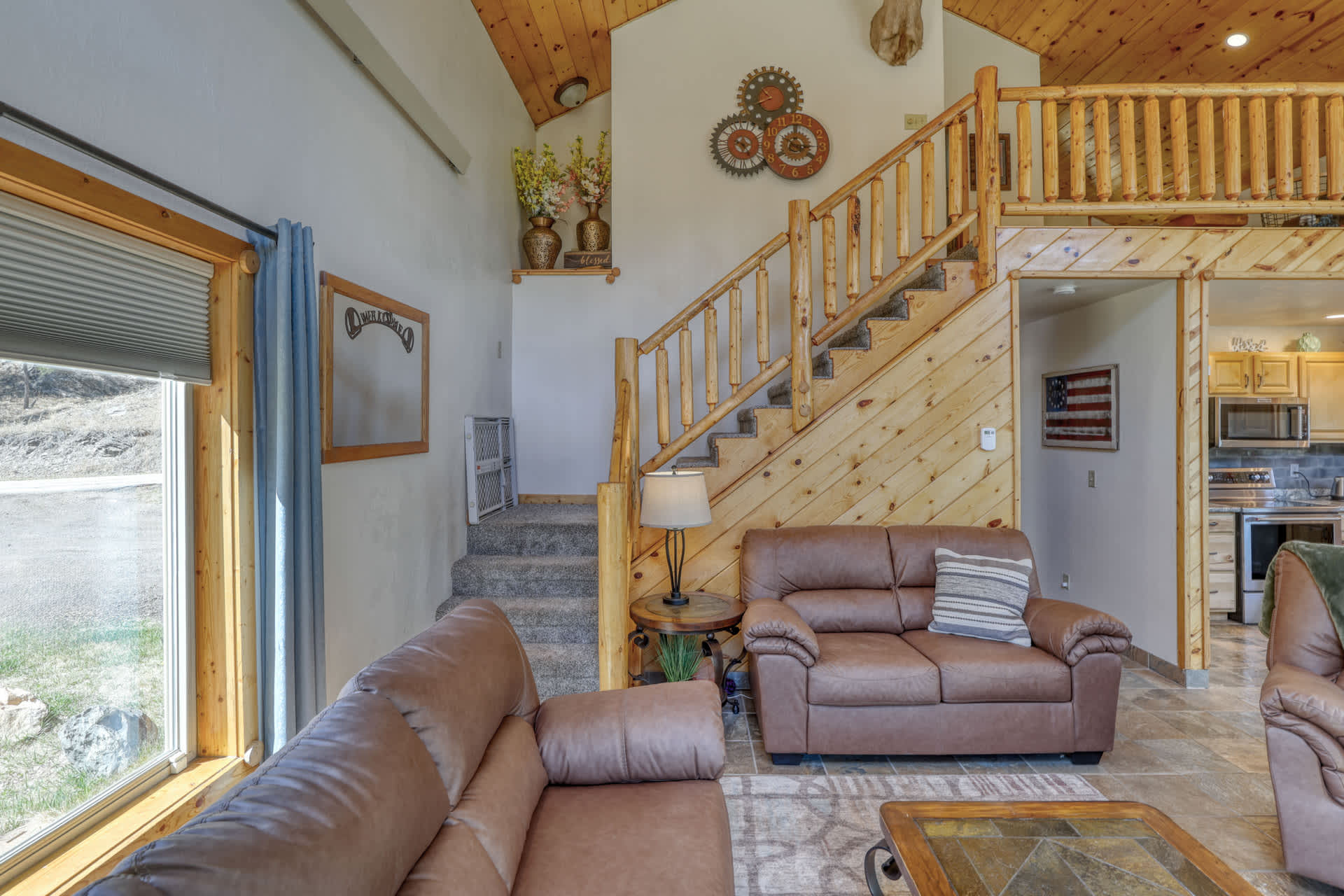 5 Miles from Mt- Rushmore, with private hot tub! 2