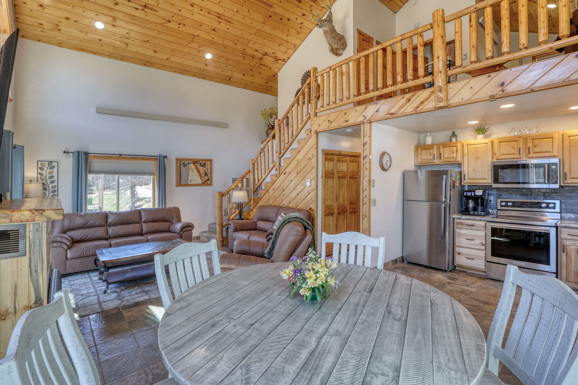 5 Miles from Mt- Rushmore, with private hot tub! 5