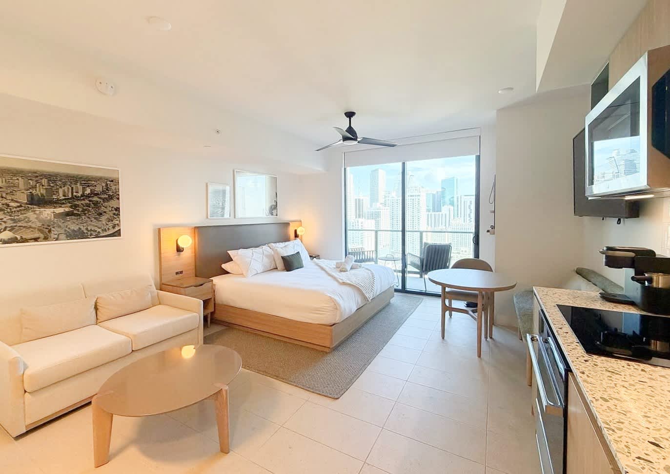 Miami Studio: Rooftop Pool, Gym & City Views!