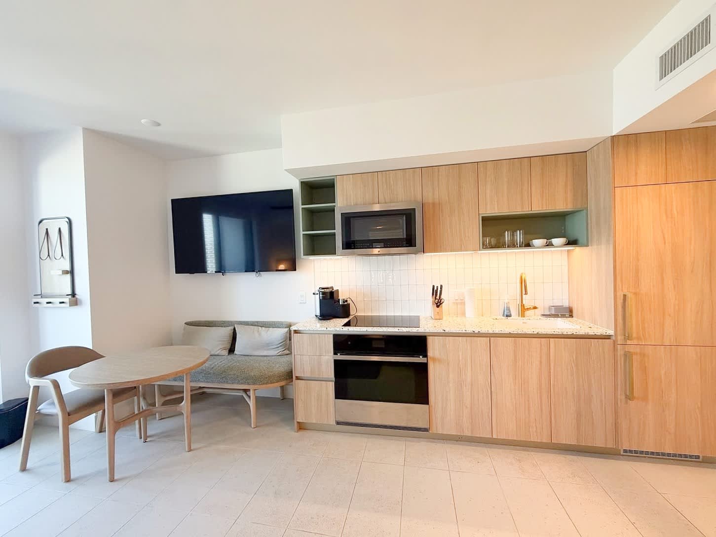 Miami Studio: Rooftop Pool, Gym & City Views!