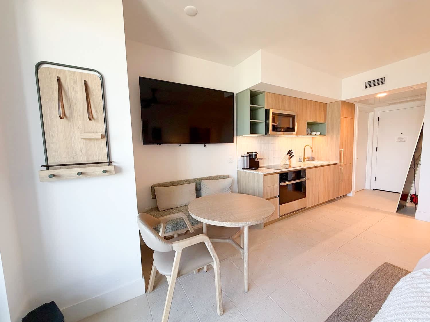 Miami Studio: Rooftop Pool, Gym & City Views!