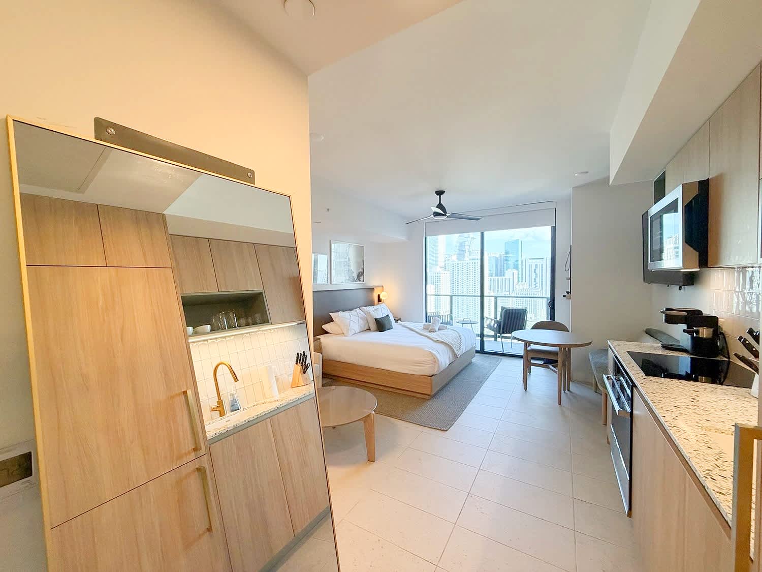 Miami Studio: Rooftop Pool, Gym & City Views!