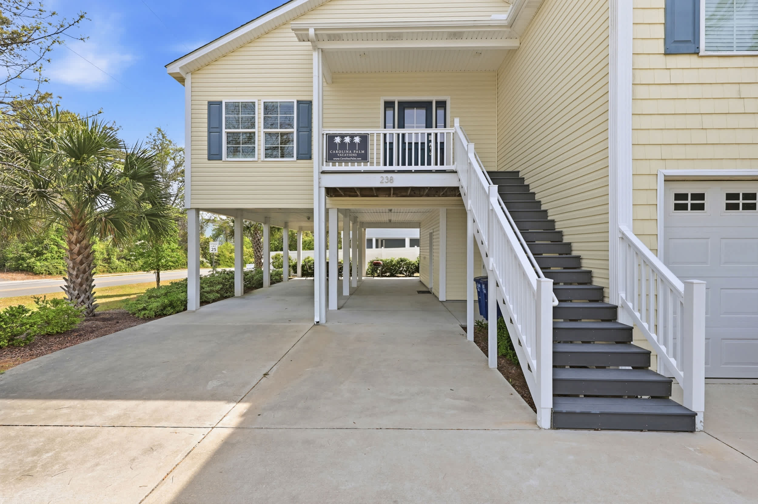 Paradise Found 2 Blocks to Beach w Air Hockey