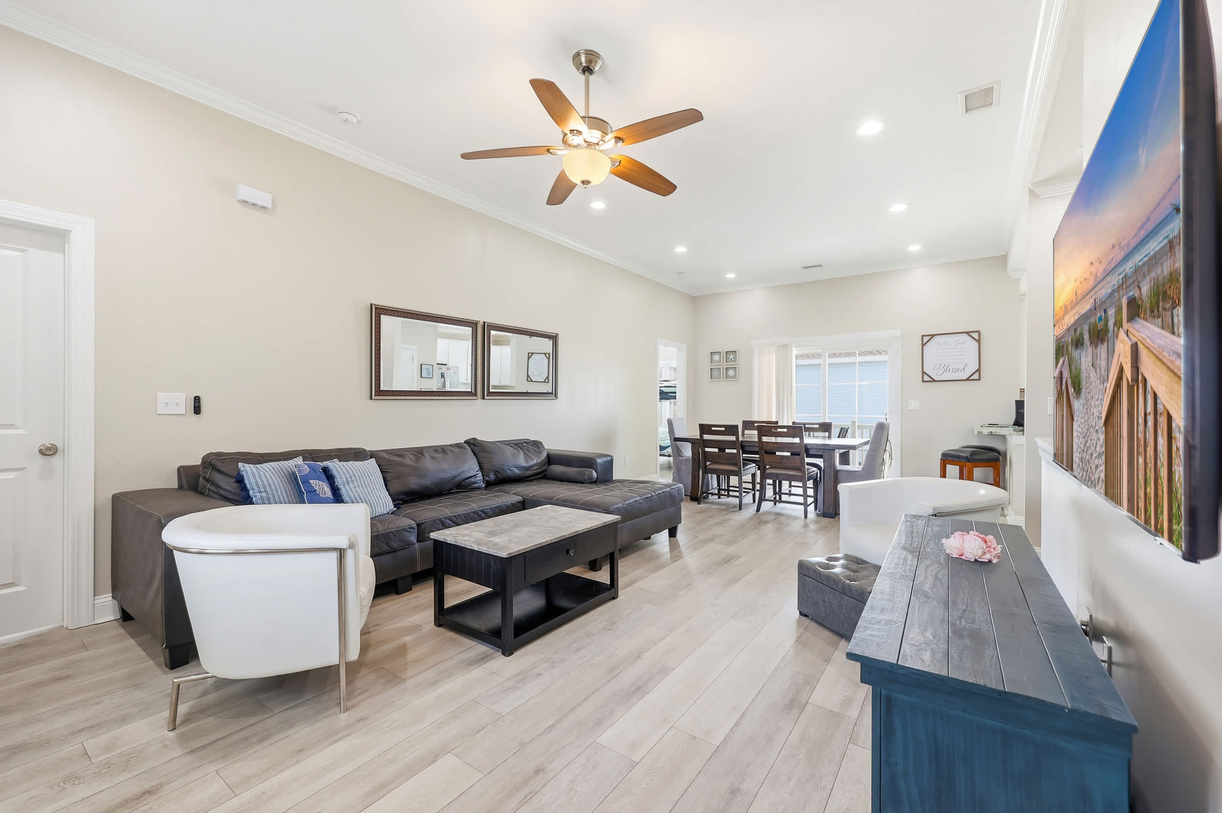 Paradise Found 2 Blocks to Beach w Air Hockey