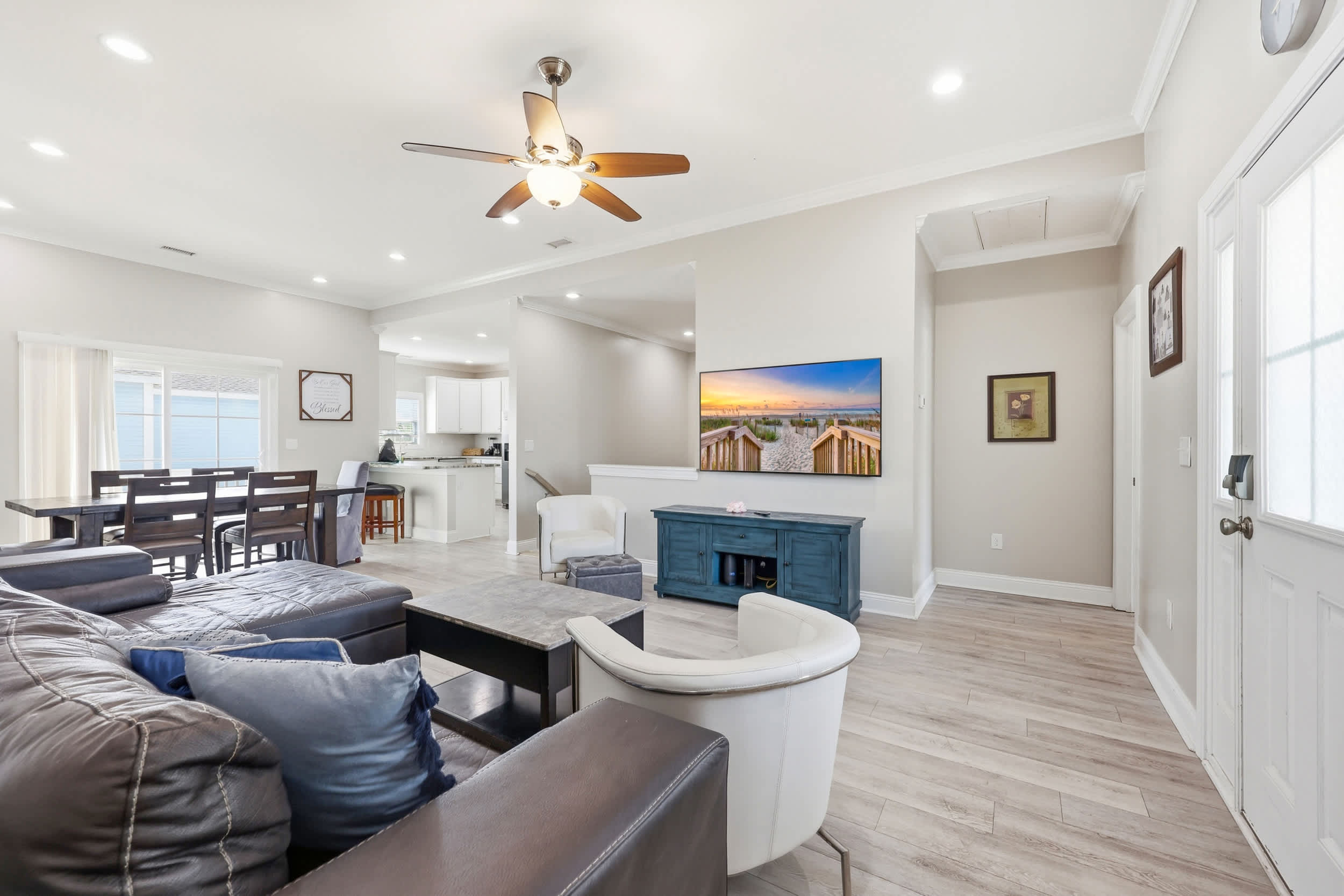 Paradise Found 2 Blocks to Beach w Air Hockey