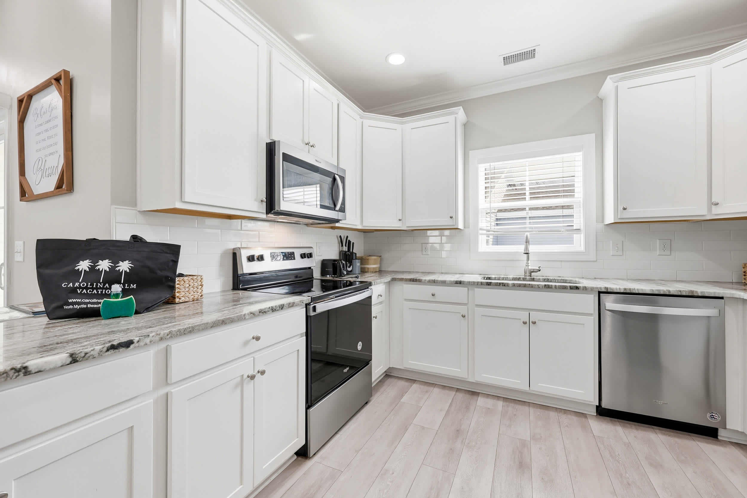 Paradise Found 2 Blocks to Beach w Air Hockey