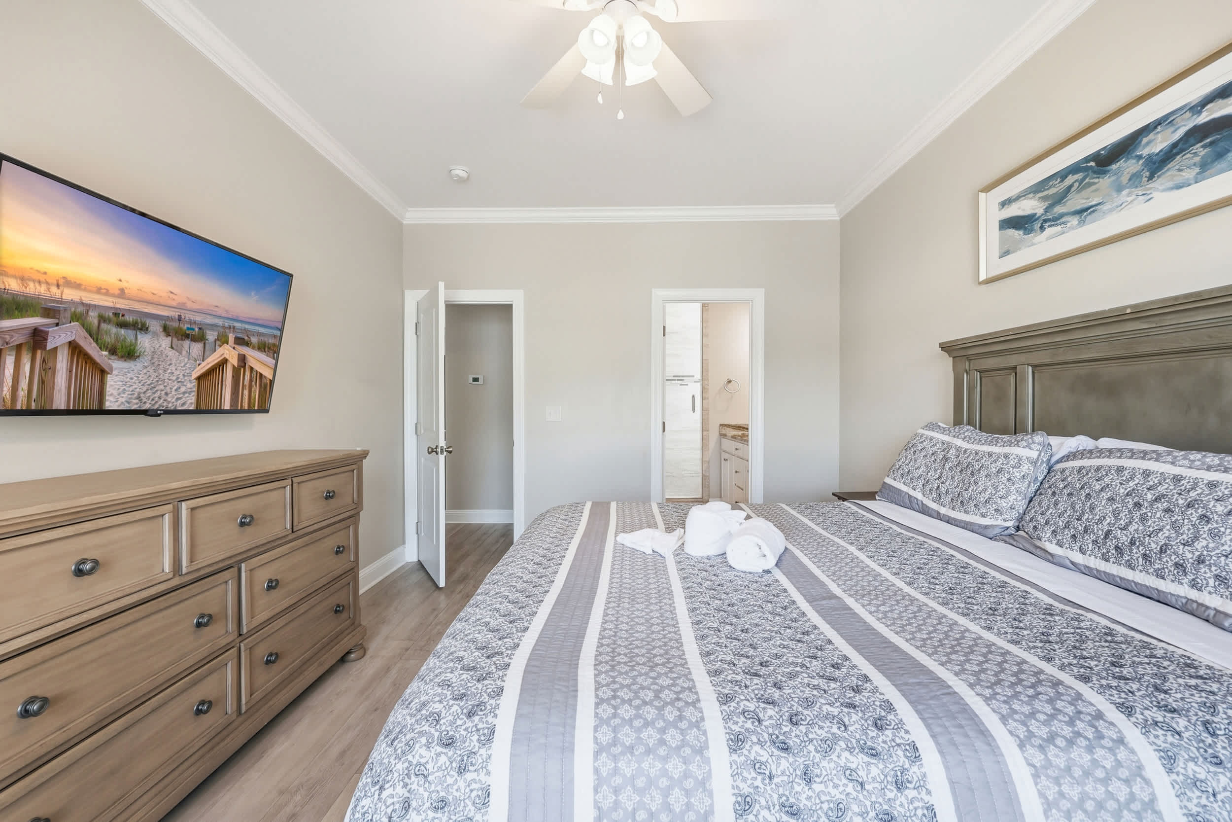 Paradise Found 2 Blocks to Beach w Air Hockey