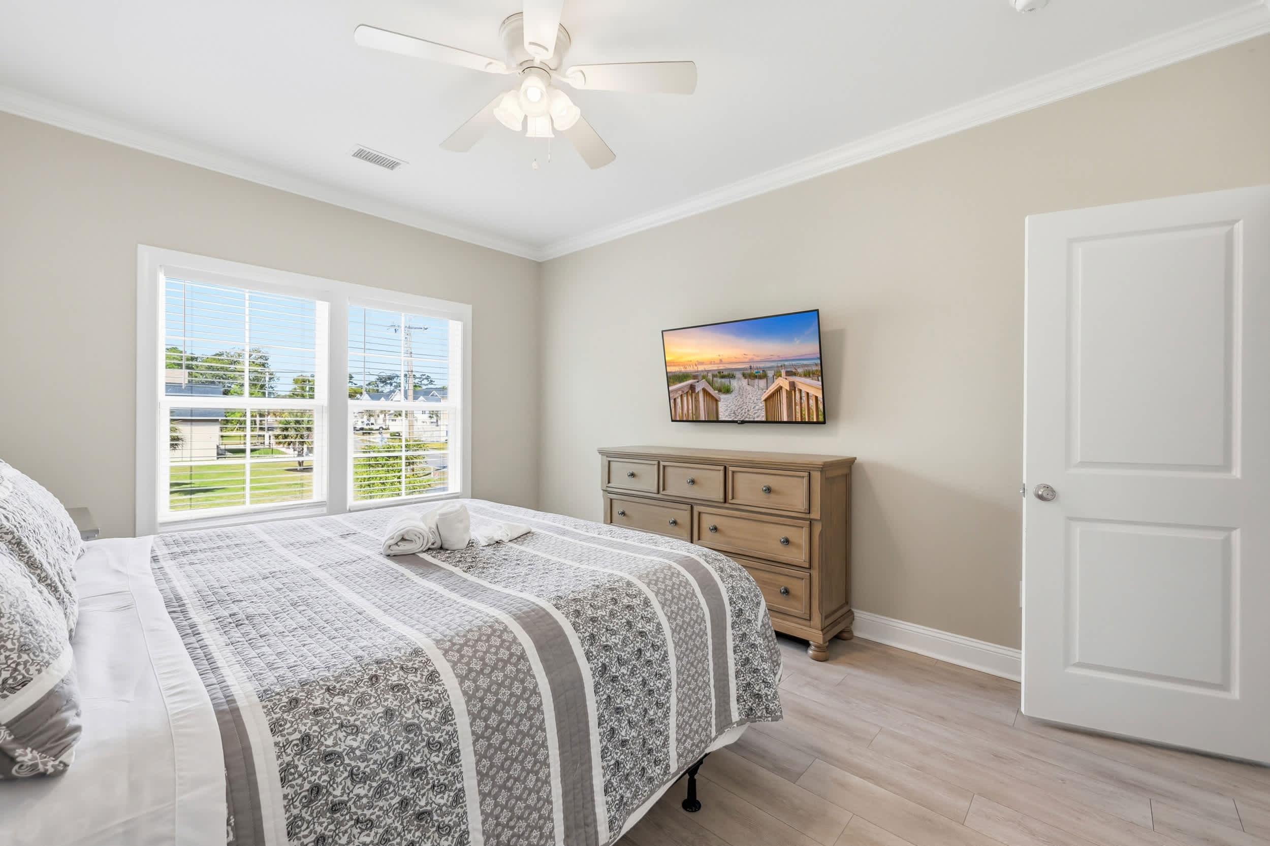 Paradise Found 2 Blocks to Beach w Air Hockey