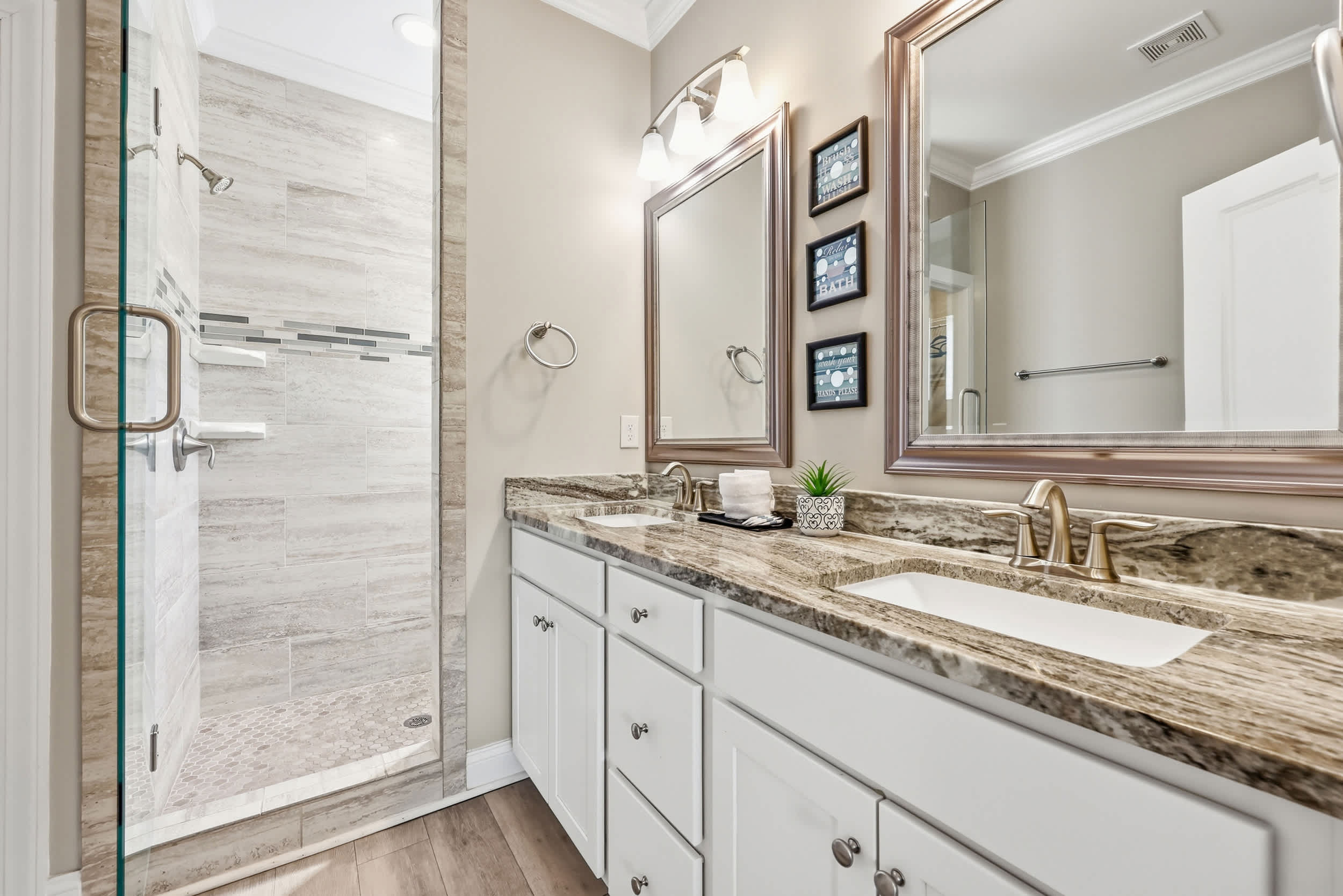 Paradise Found 2 Blocks to Beach w Air Hockey