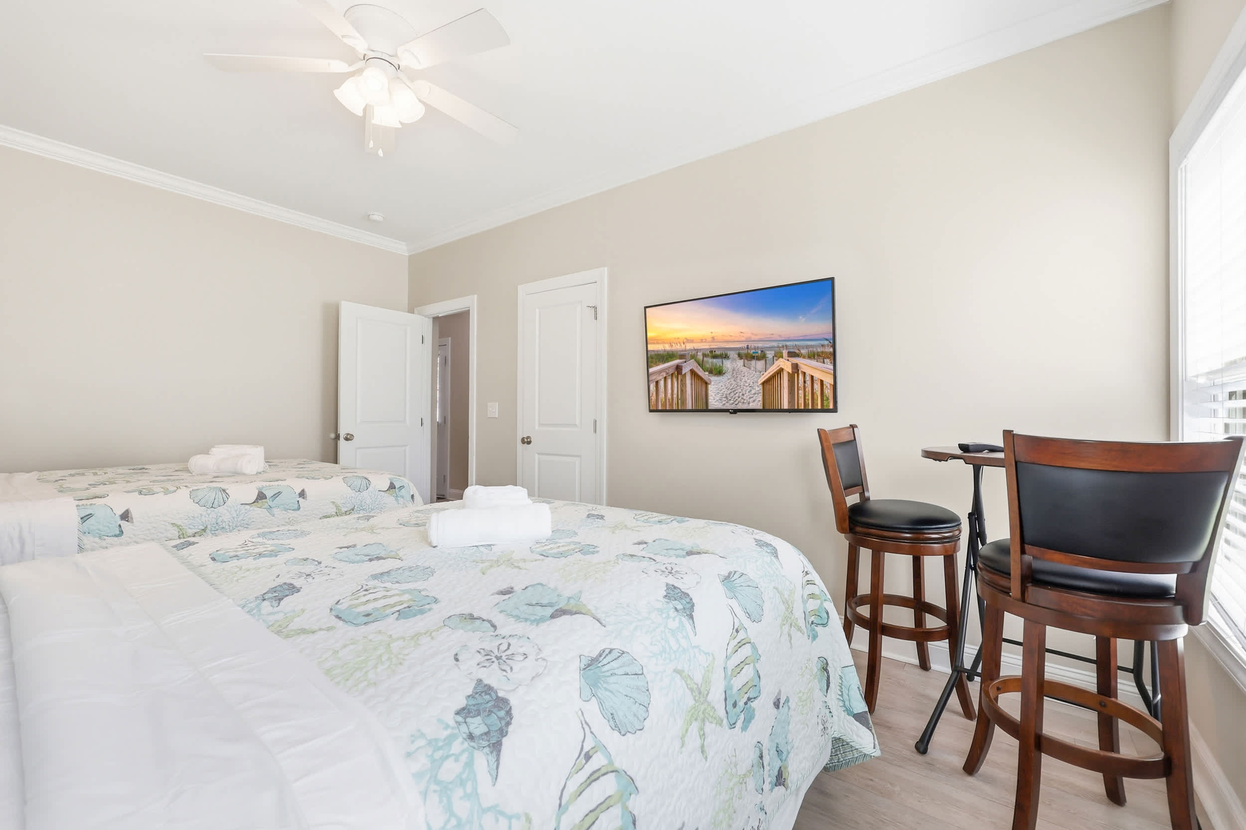 Paradise Found 2 Blocks to Beach w Air Hockey