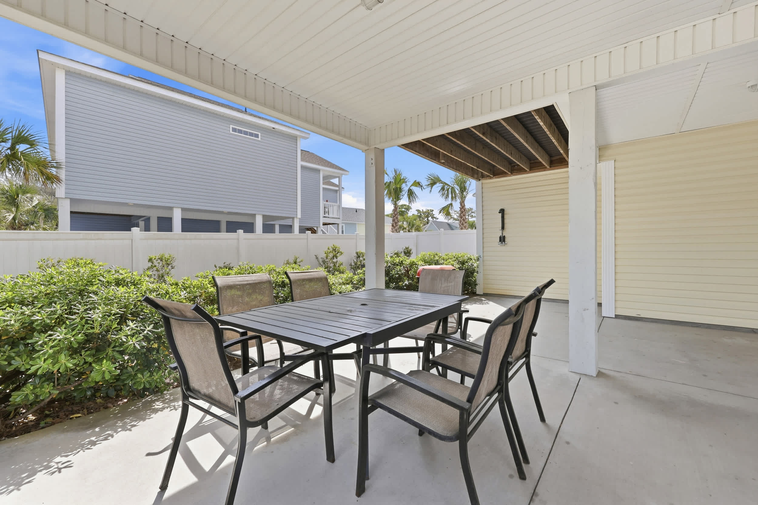 Paradise Found 2 Blocks to Beach w Air Hockey