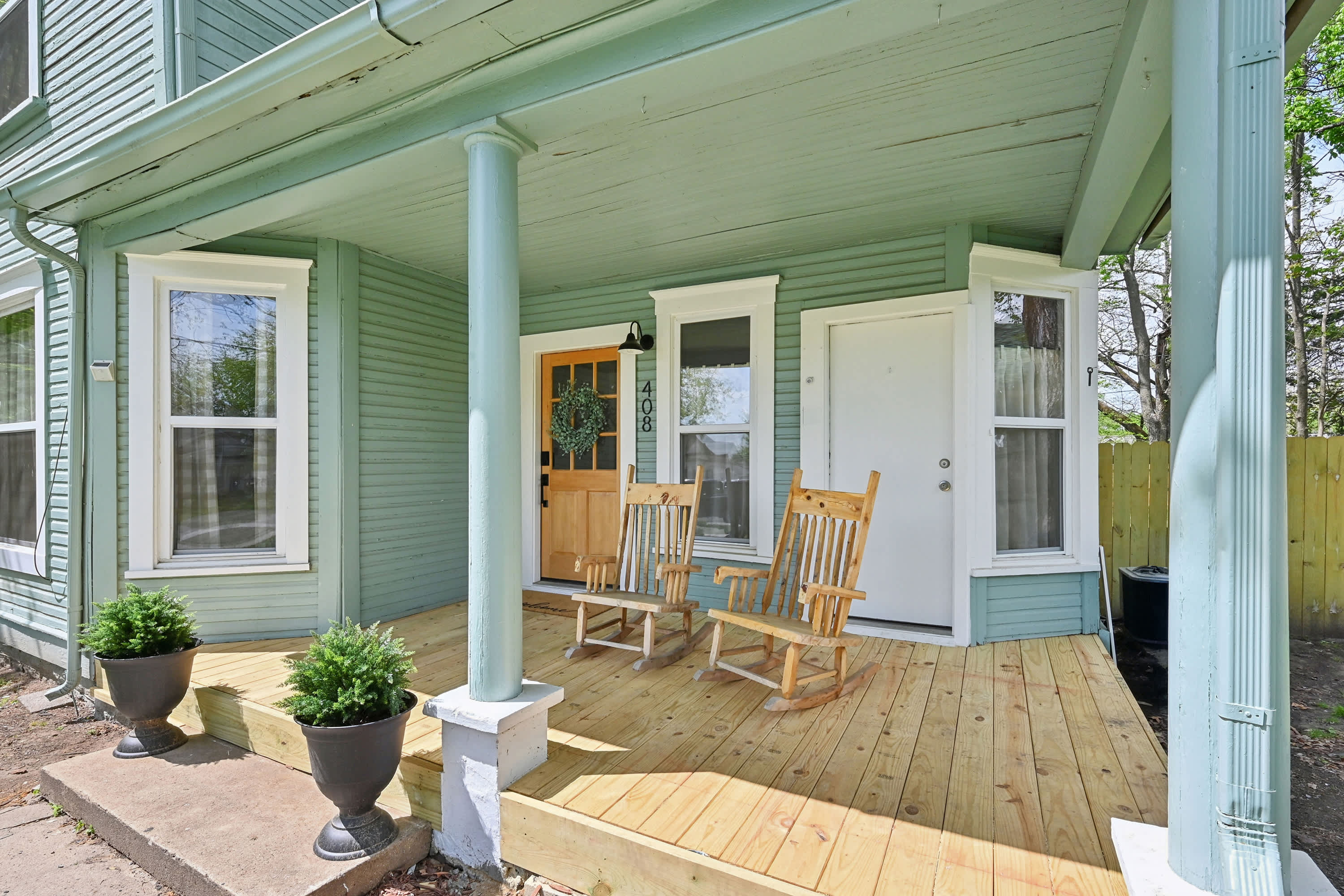 Covered Front Porch/ Entrance